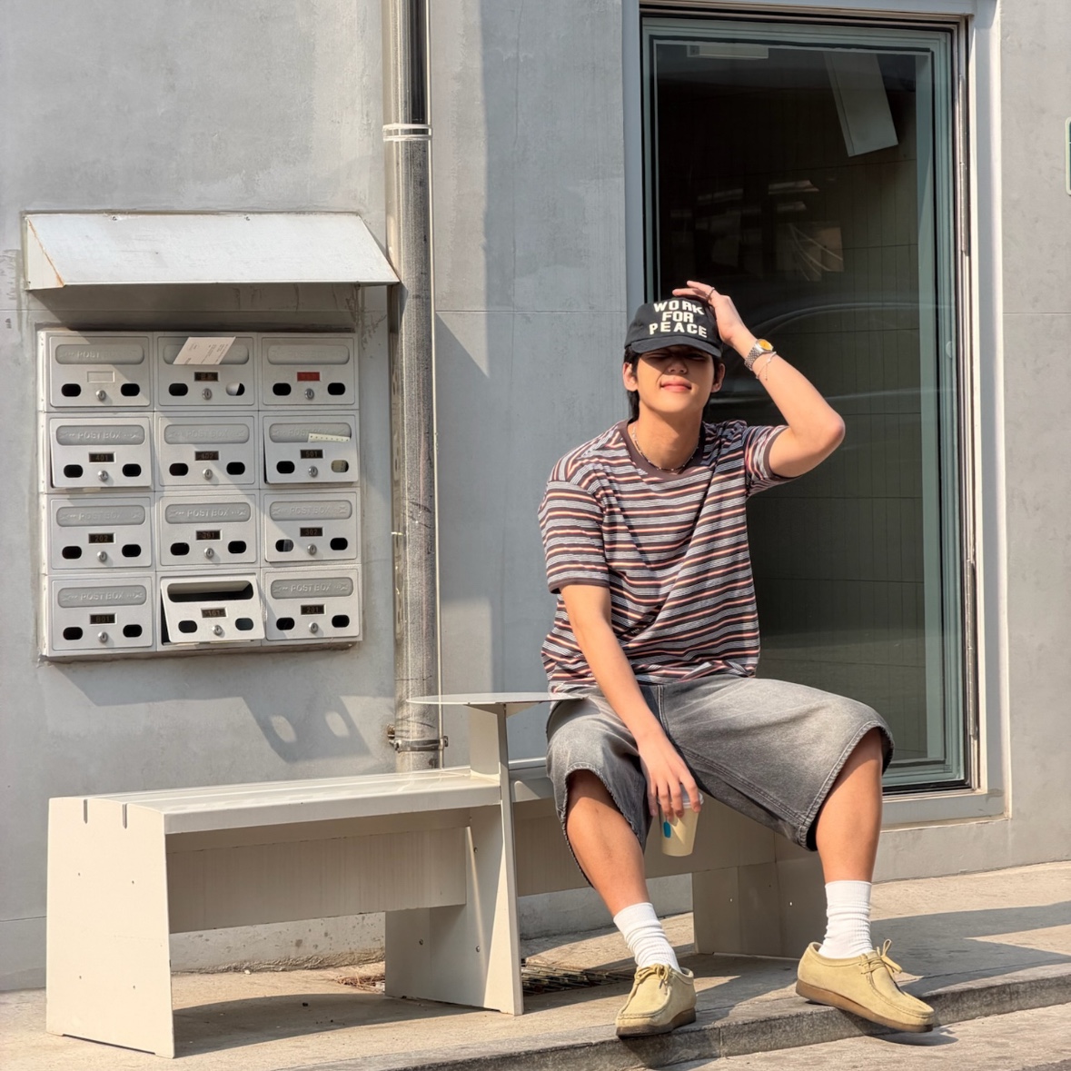 AMOU Amou Multi Stripe Ringer T-Shirts Brown, AMOU Work For Peace 5pannel Cap Black 착용 스타일 - 1