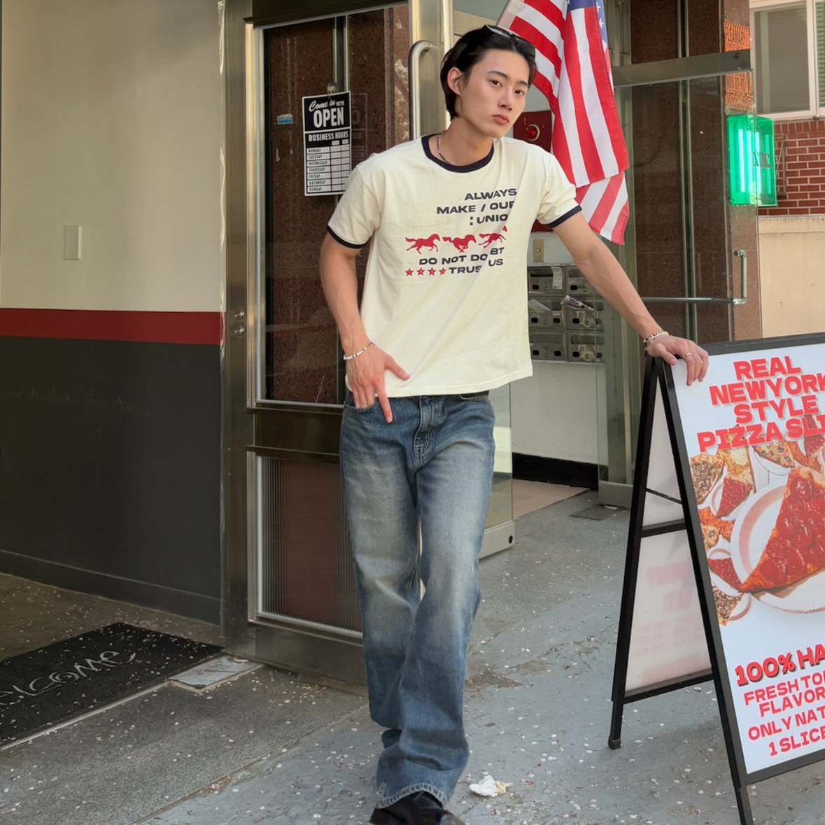 AMOU Runing Horse Ringer T-Shirts Ivory 착용 스타일 - 2