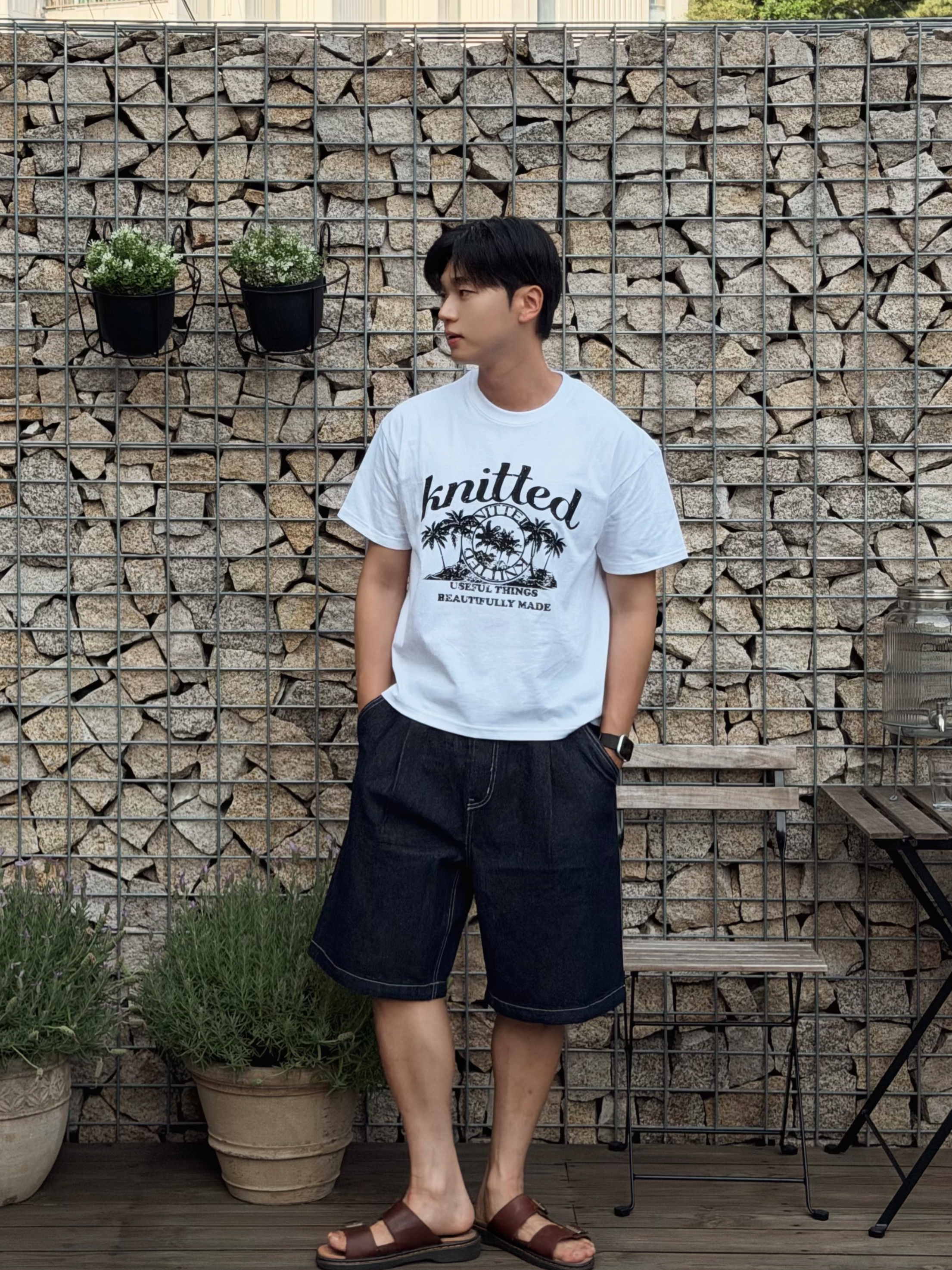 Knitted Pigment Palm Tree Graphic T-Shirt White, Knitted Pigment Palm Tree Graphic T-Shirt Black 착용 스타일 - 3