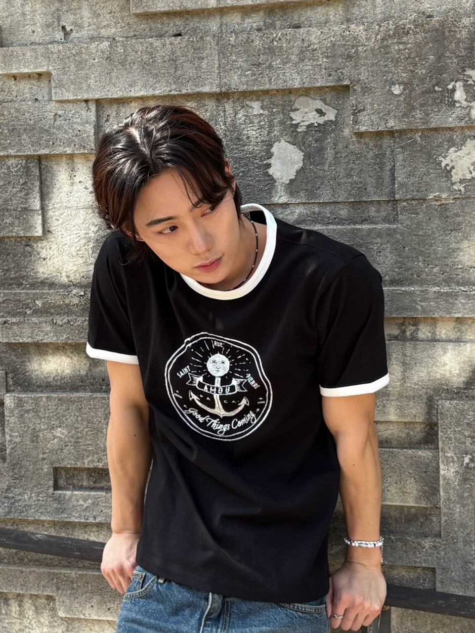 AMOU Anchor Ringer T-Shirts Black 착용 스타일 - 1