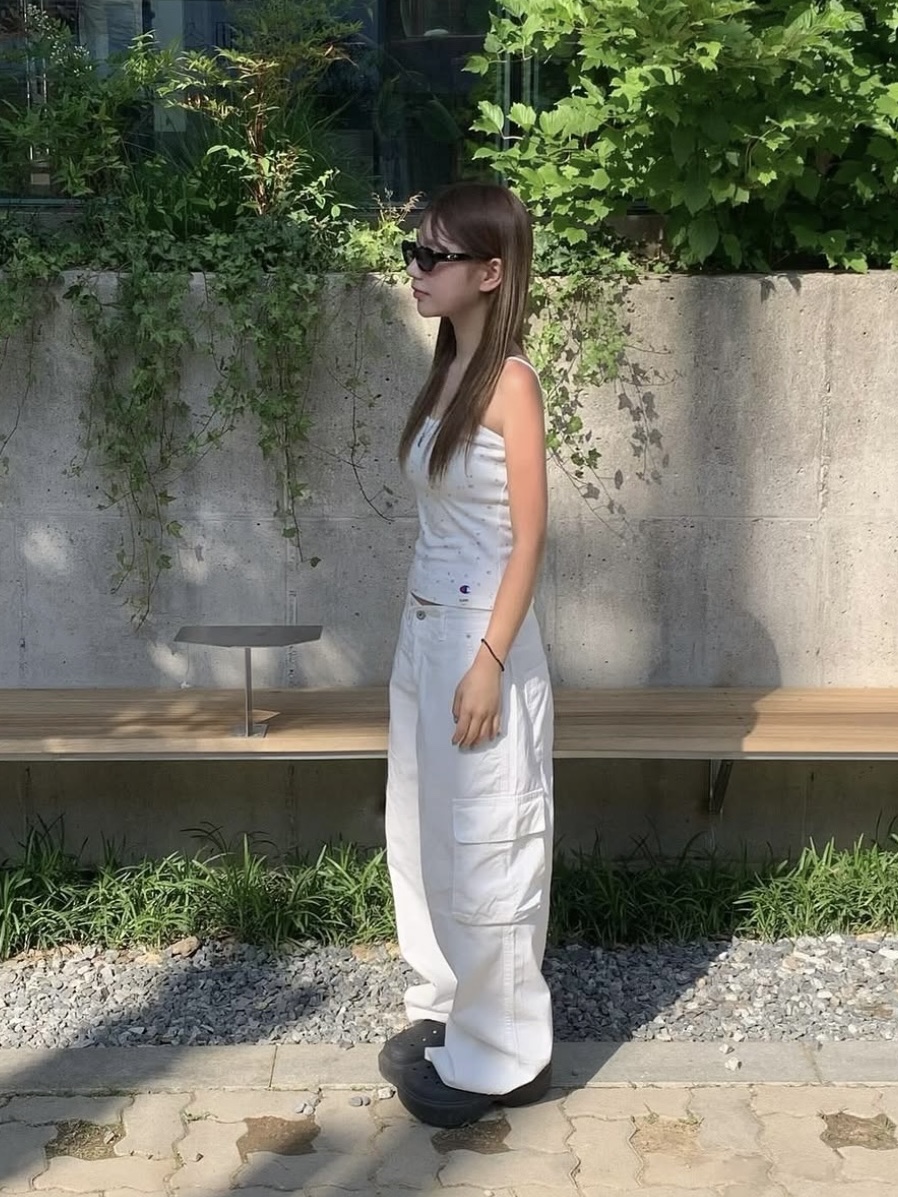 (W) Glowny x Champion Camisole White, Crocs Stomp Clog Black 착용 스타일