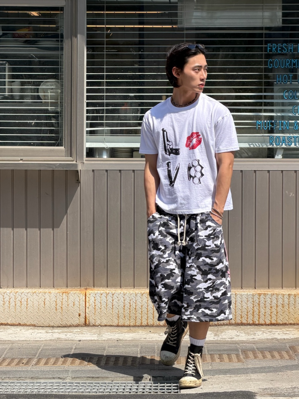 [KREAM 단독] AMOU Danger Love Reglan T-Shirts White, [KREAM 단독] AMOU Molly Camo One Tuck Sweat Bermudapants White 착용 스타일 - 2