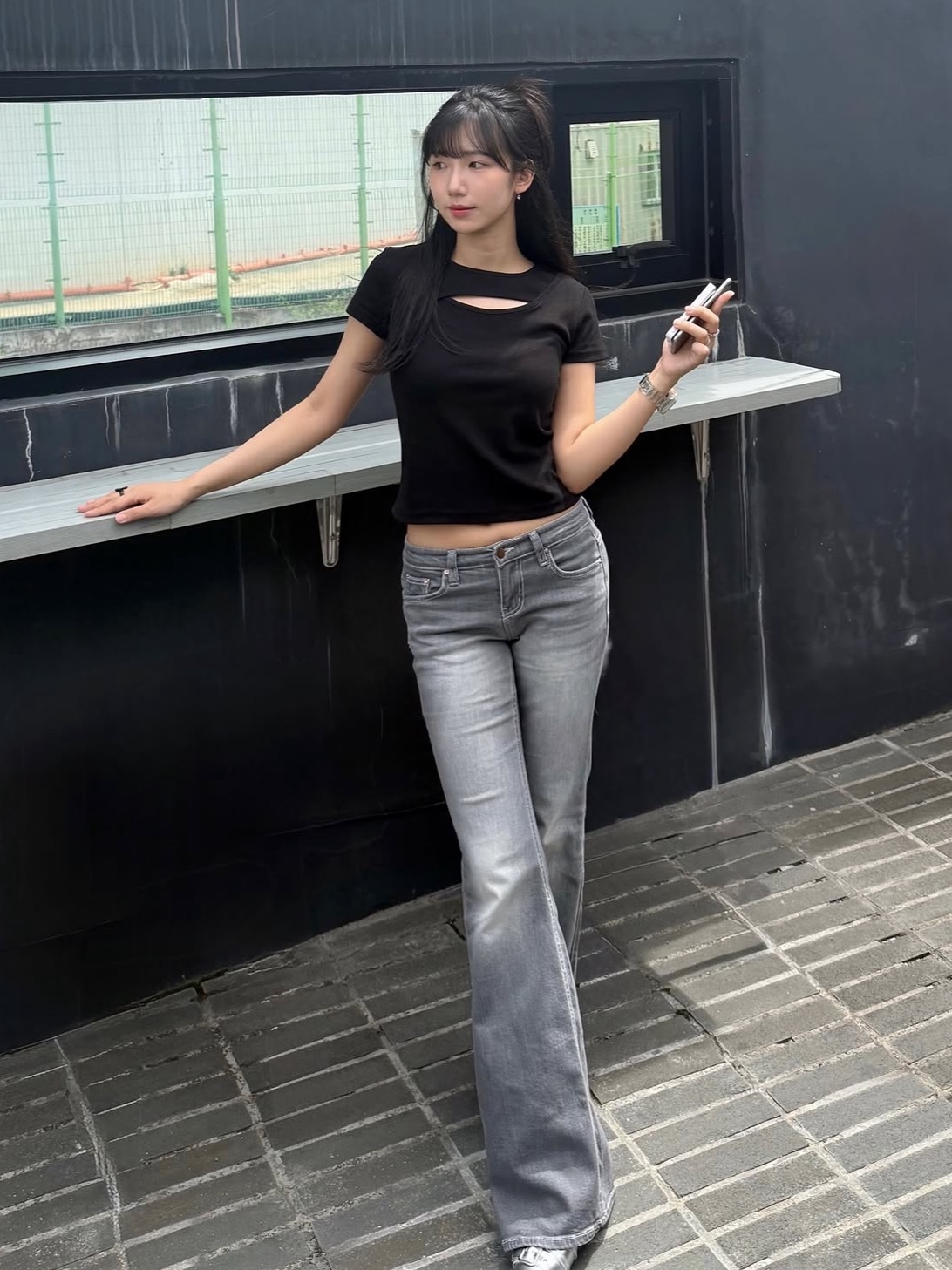 PHOS333 W Slim Fit Slit T-Shirt Black 착용 스타일 - 2