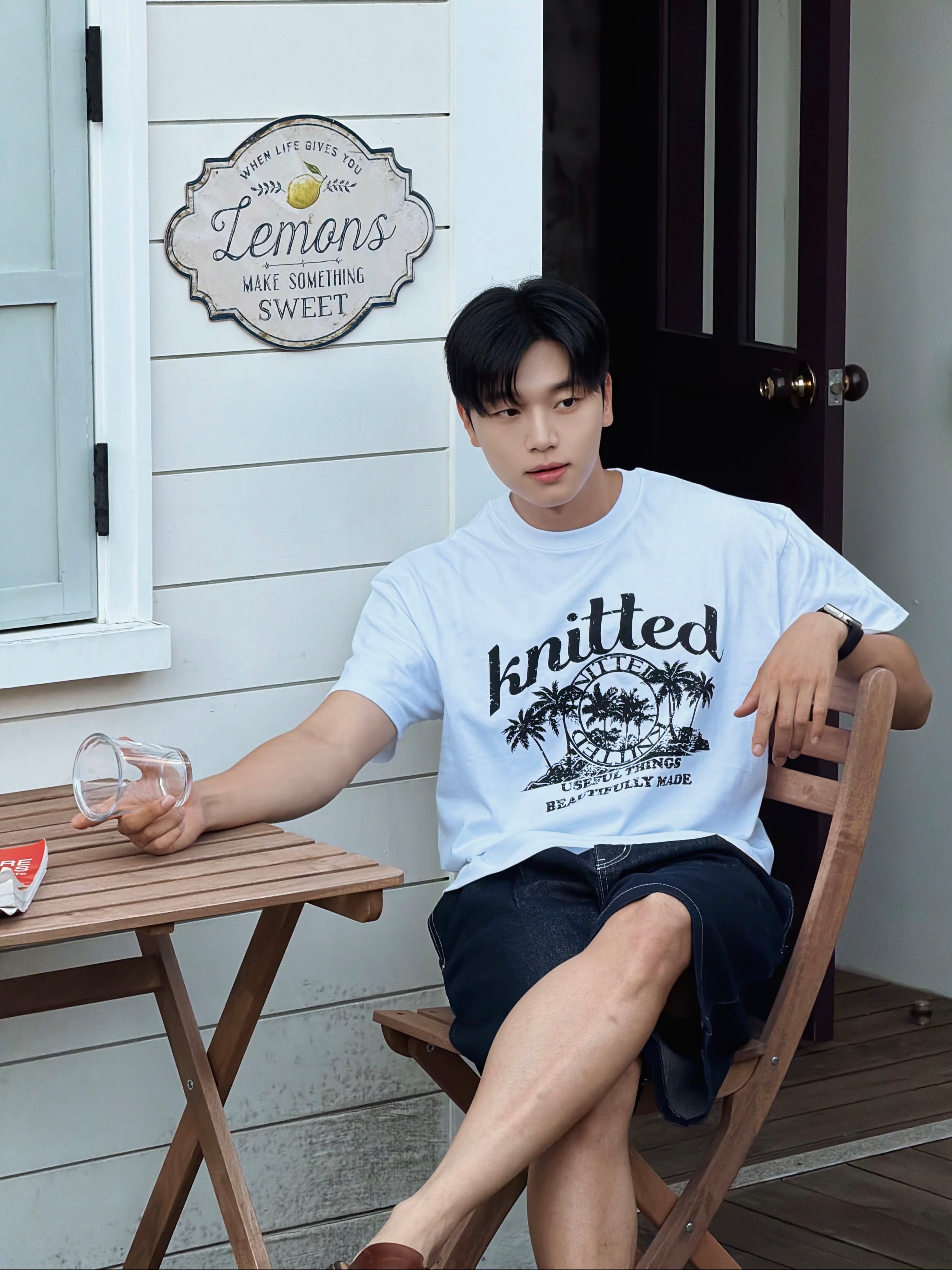 Knitted Pigment Palm Tree Graphic T-Shirt White, Knitted Pigment Palm Tree Graphic T-Shirt Black 착용 스타일 - 2