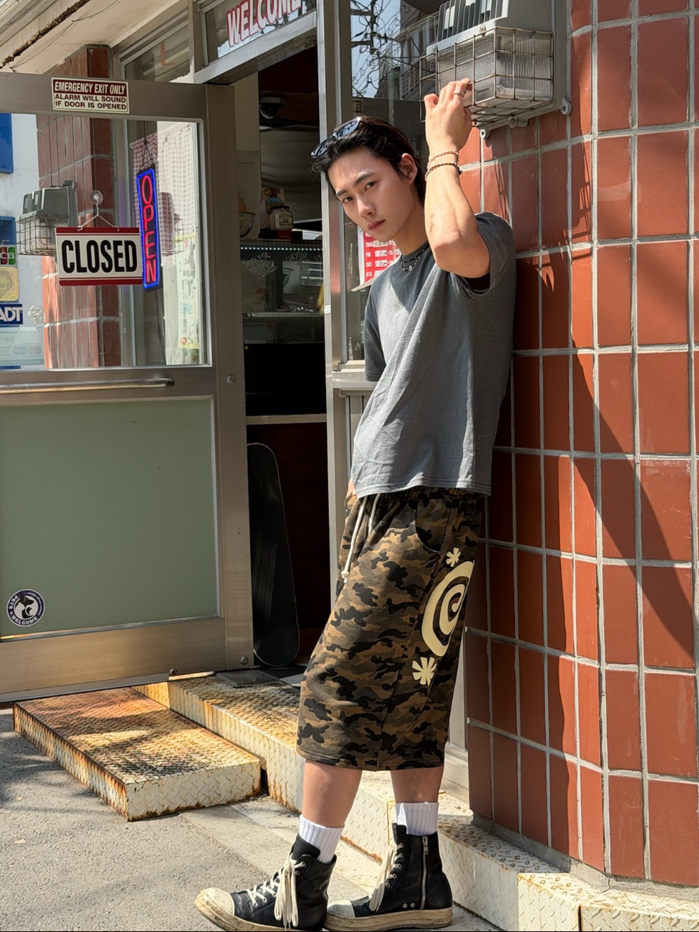 [KREAM 단독] AMOU Molly Camo One Tuck Sweat Bermudapants Green, [KREAM 단독] AMOU Kiss Mark Garment T-Shirts Chacoal 착용 스타일 - 3