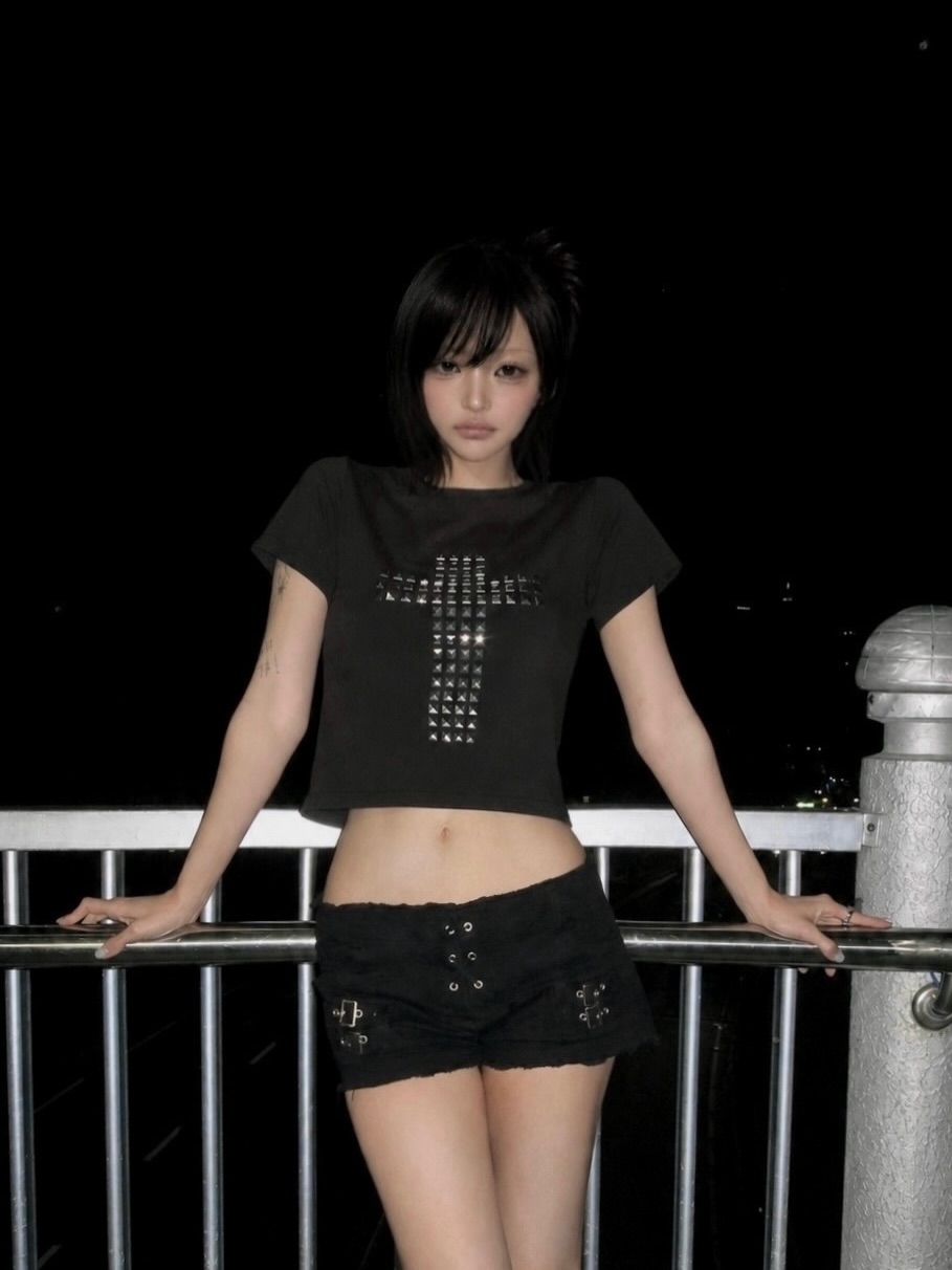 VOONT Stud Cross T-Shirt (BLACK), VOONT Eyelet Buckle Micro Shorts (BLACK) 착용 스타일 - 1