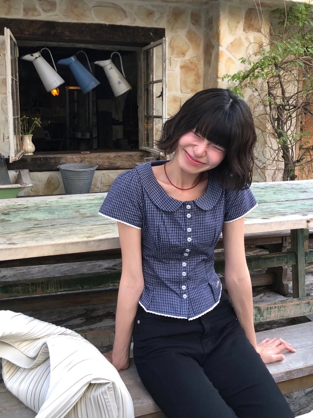 Rosefrantz Round Collar Short Sleeve Blouse [Navy] 착용 스타일 - 1