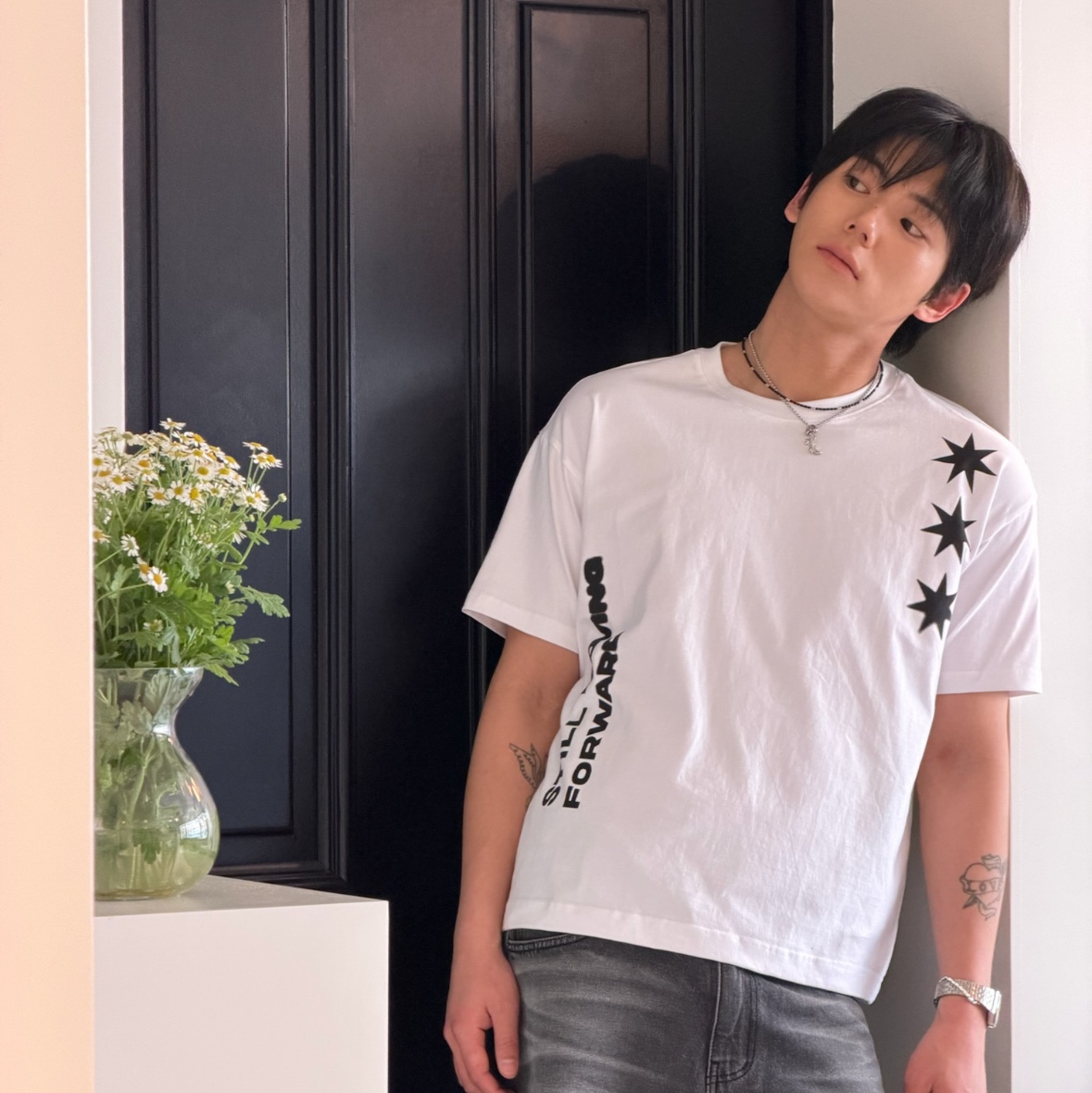 AMOU Motion Half T-Shirts White 착용 스타일 - 3