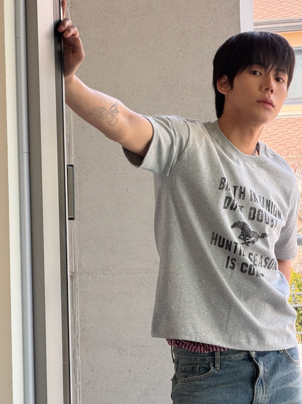 AMOU Vintage Horse Half T-Shirts Gray 착용 스타일