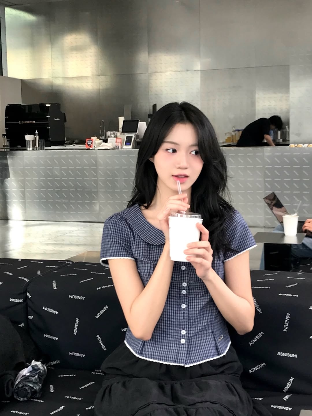Rosefrantz Round Collar Short Sleeve Blouse [Navy] 착용 스타일 - 2