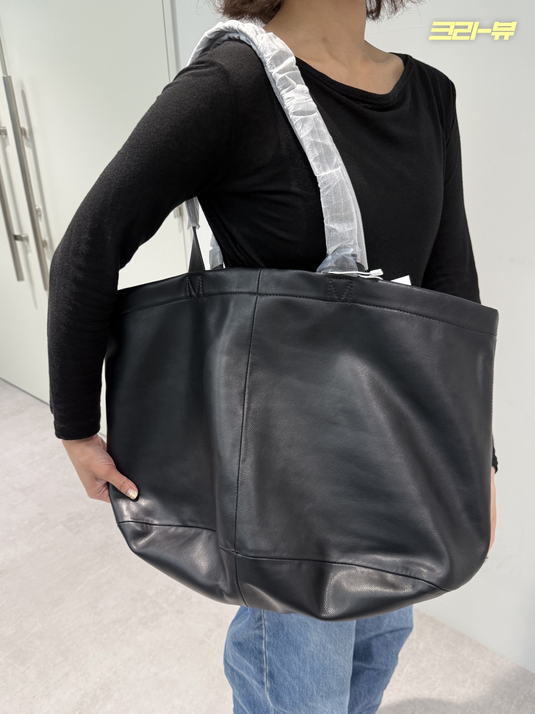 Millo Archive Perr Leather Tote Bag Black 착용 스타일 - 3
