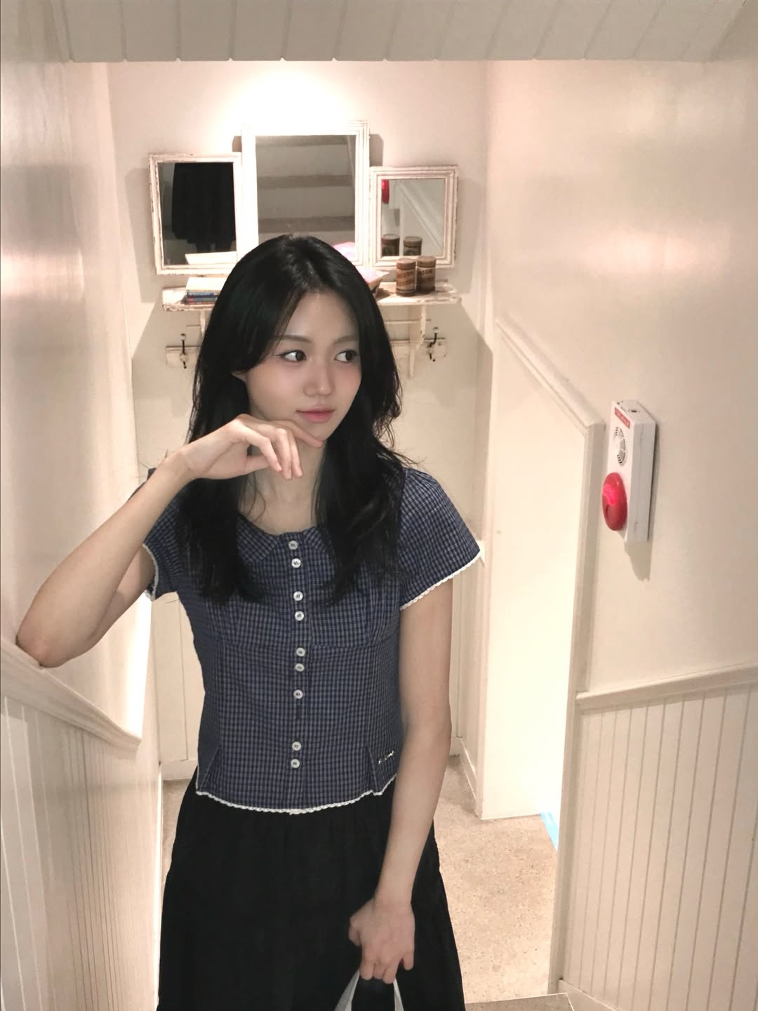 Rosefrantz Round Collar Short Sleeve Blouse [Navy] 착용 스타일 - 4