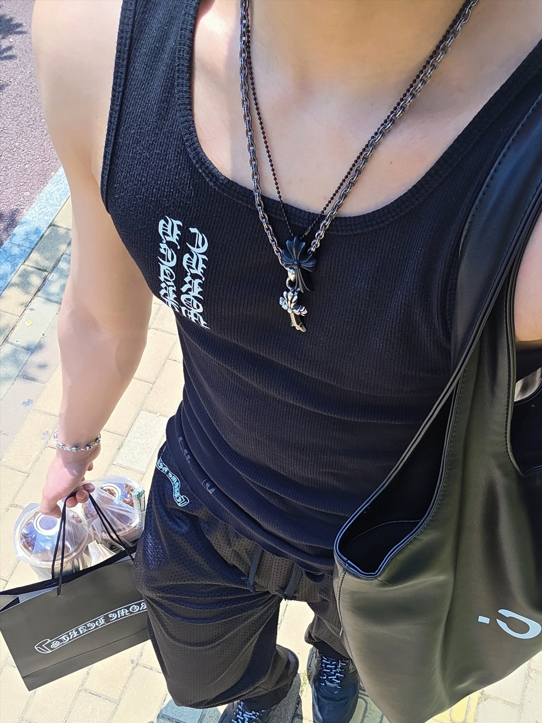 A.P.C. Ninon Tote Bag Black, Chrome Hearts Silichrome CH Cross Pendant Black 2022/2023/2025 착용 스타일