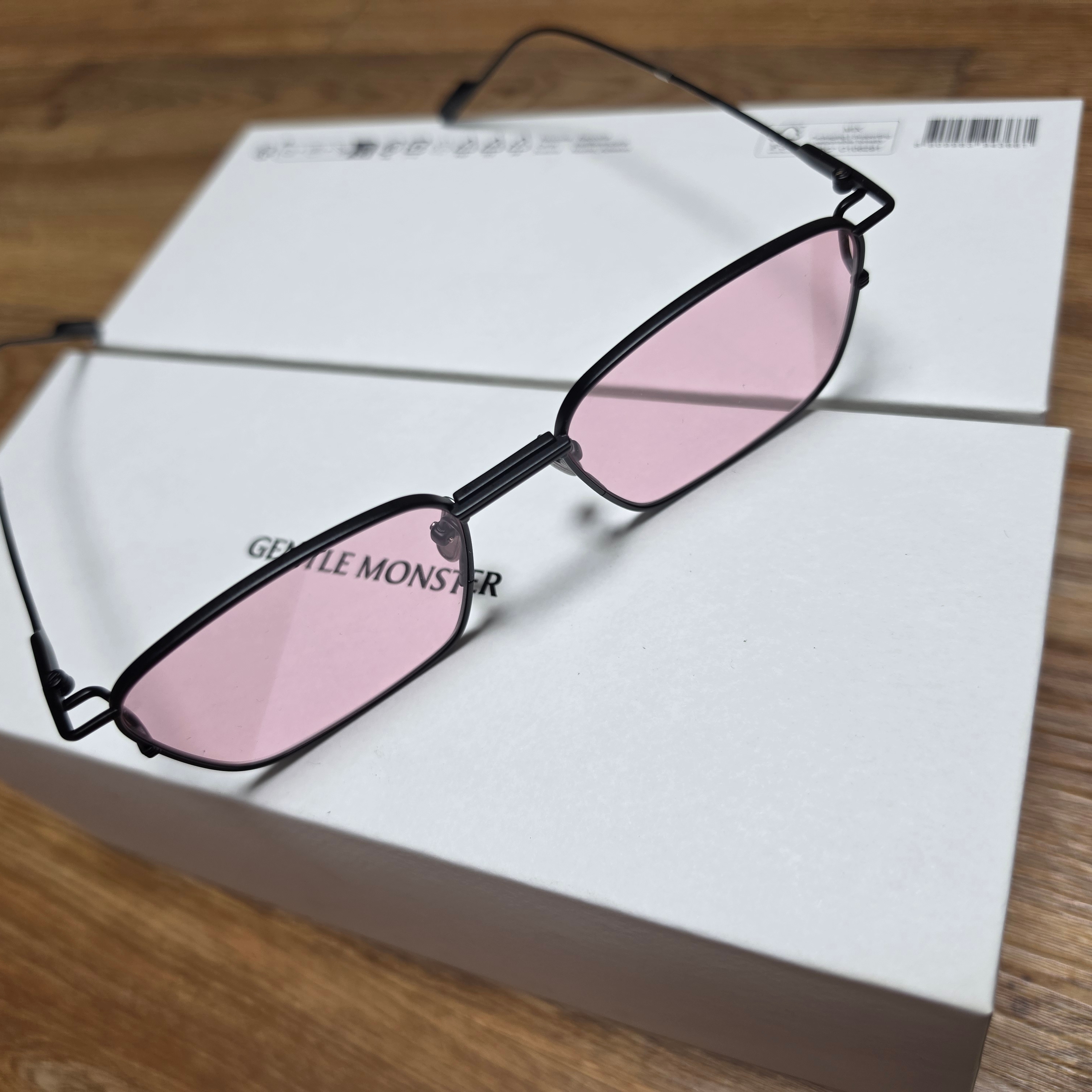 Gentle Monster Otas M01 Pink Black 착용 스타일 - 3
