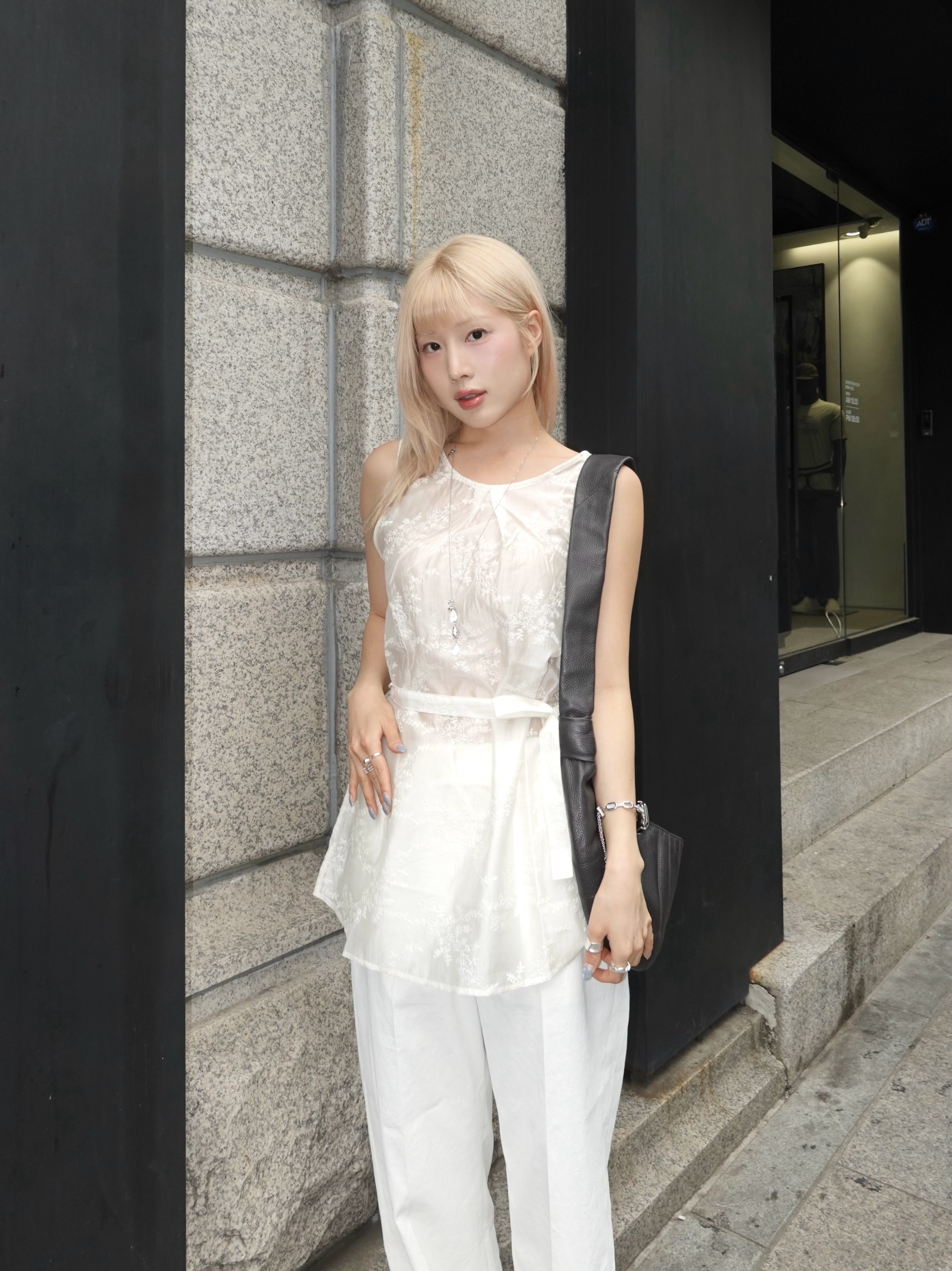 Lemaire Small Croissant Bag Soft Nappa Leather Dark Chocolate 착용 스타일 - 2