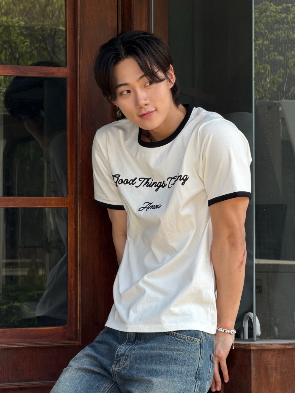 AMOU Good Things Coming Arch Logo Ringer Half T-Shirts White 착용 스타일 - 2