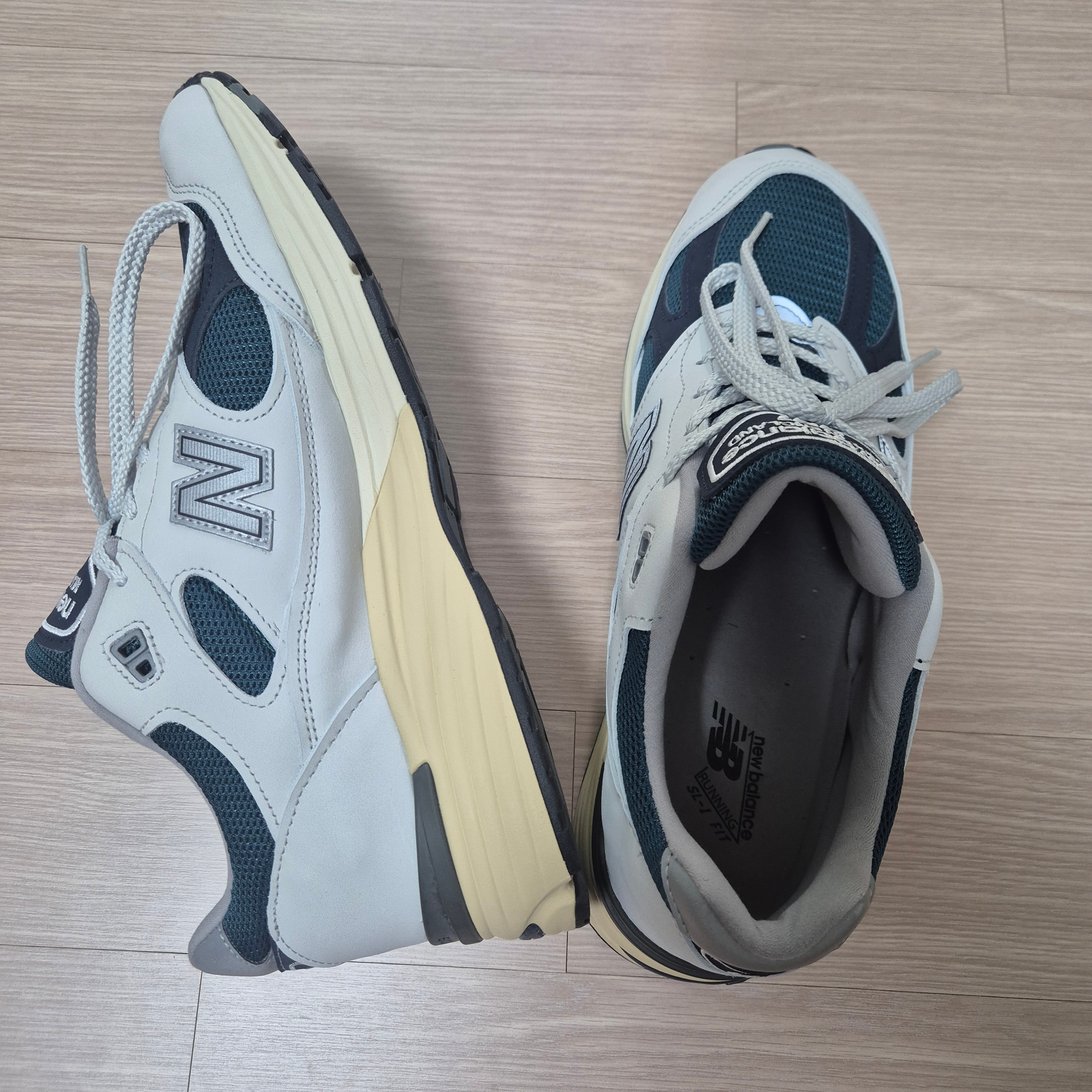 New Balance 991v2 Made in UK Grey Balsam 착용 스타일 - 6