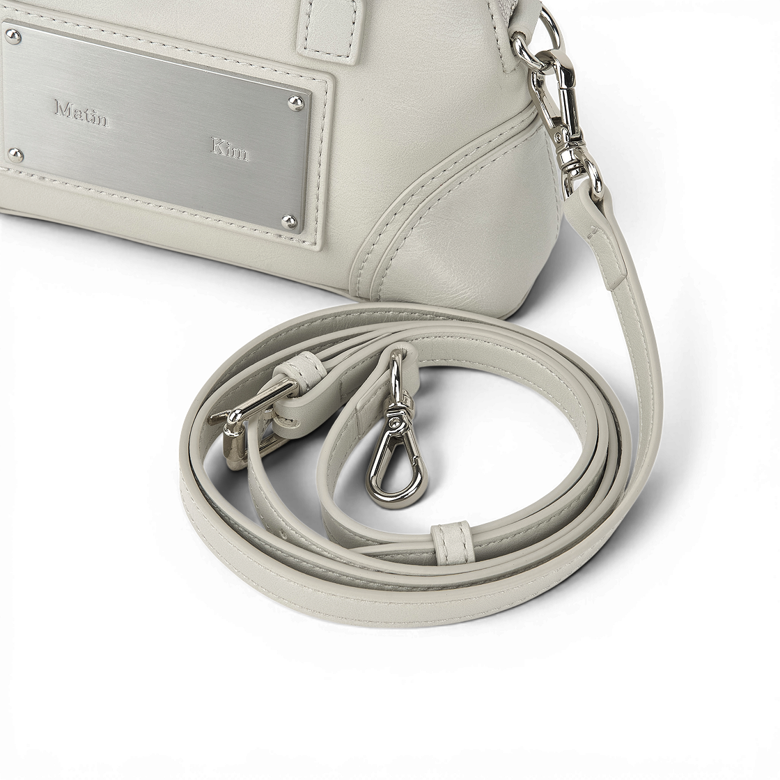 마뗑킴 커브 집 미니 백 라이트 그레이(Matin Kim Curve Zip Mini Bag In Light Grey) - 4