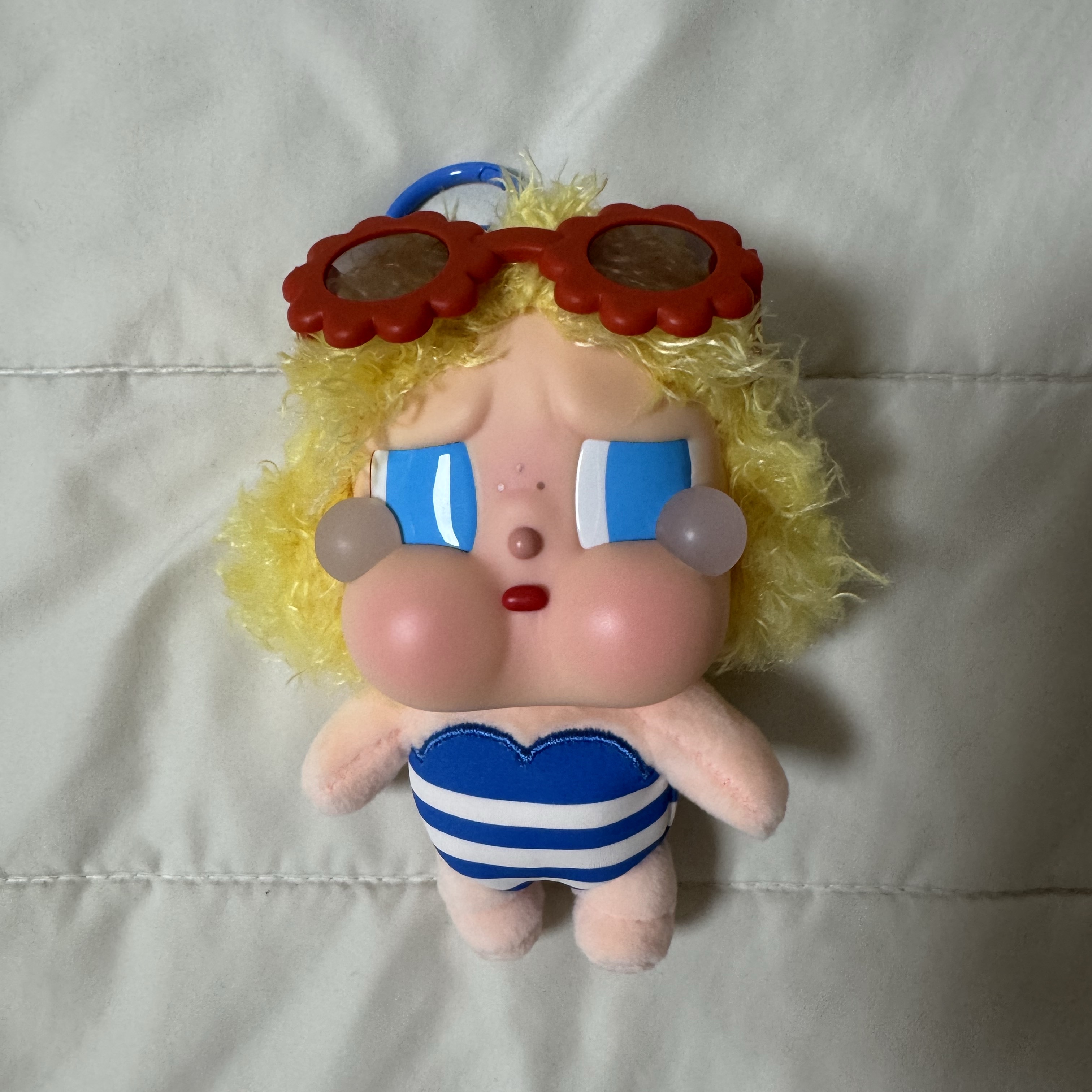 Pop Mart Crybaby Vacation Mode On Series Vinyl Plush Pendant Sunbathing (Opened Case) 착용 스타일