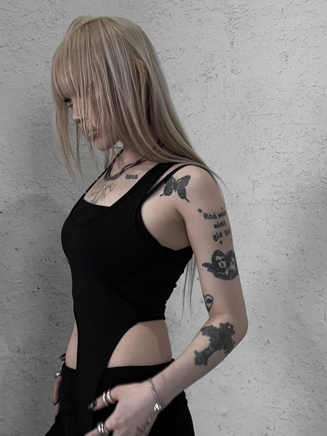 VOONT Cut Out Garter Sleeveless (BLACK) 착용 스타일 - 4