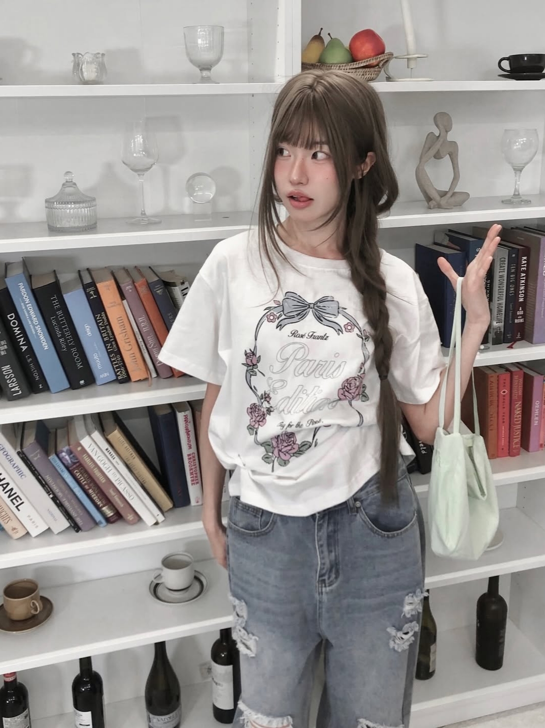 Rosefrantz Vintage Floral Frame T-shirt [White] 착용 스타일 - 3