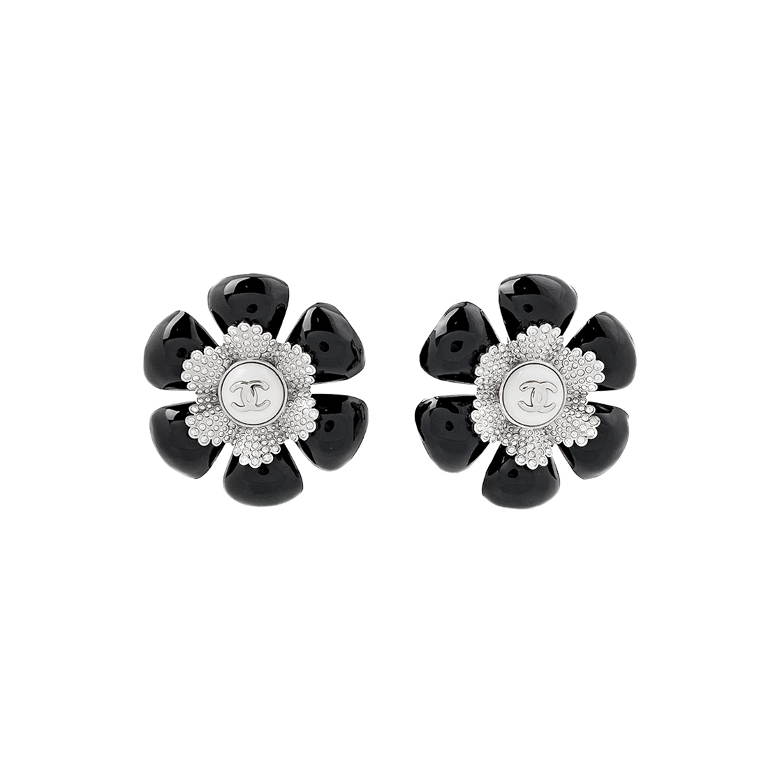 샤넬 26X 데이지 클립 이어링 블랙 & 화이트 (6ET0907)(Chanel 26X Daisy Clip Earrings Black & White 6ET0907)