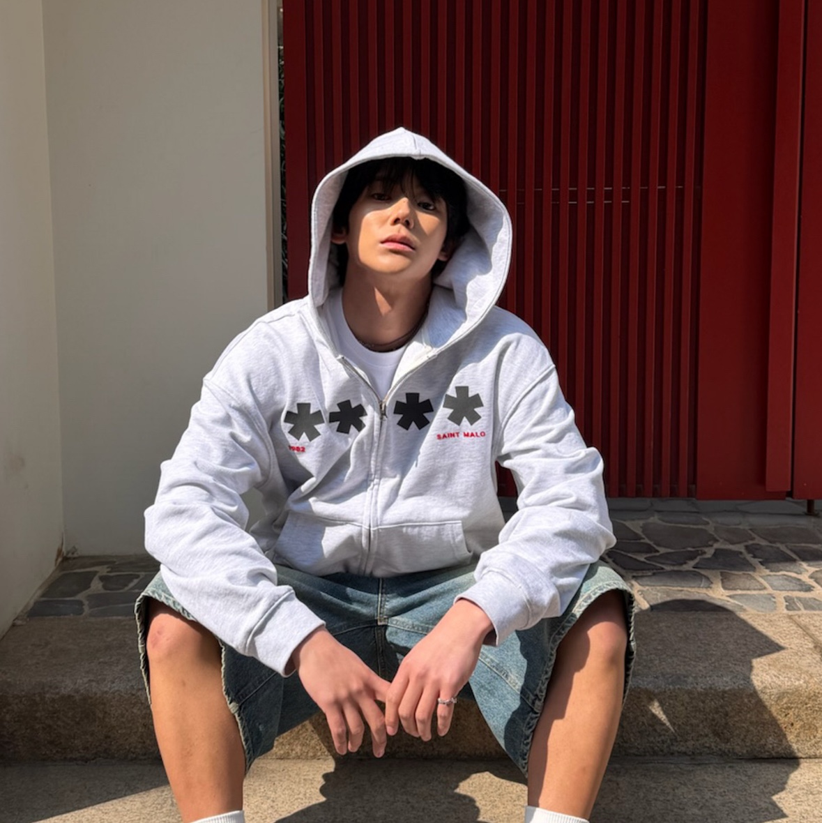 AMOU Square Star Hoodie Zip Up White Melange, AMOU Work For Peace 5pannel Cap Black 착용 스타일 - 3
