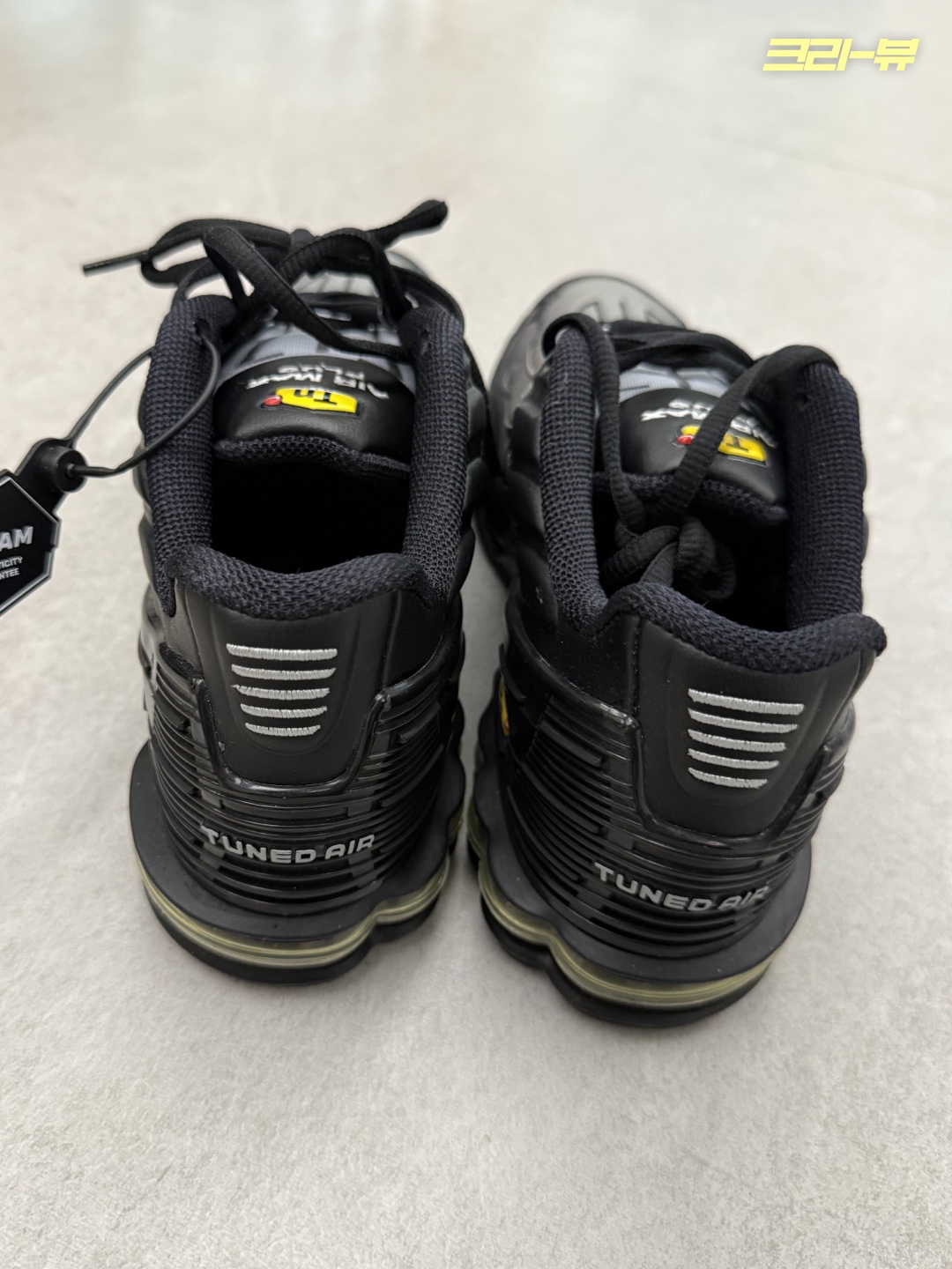 Nike Air Max Plus 3 Black Wolf Grey 착용 스타일 - 6