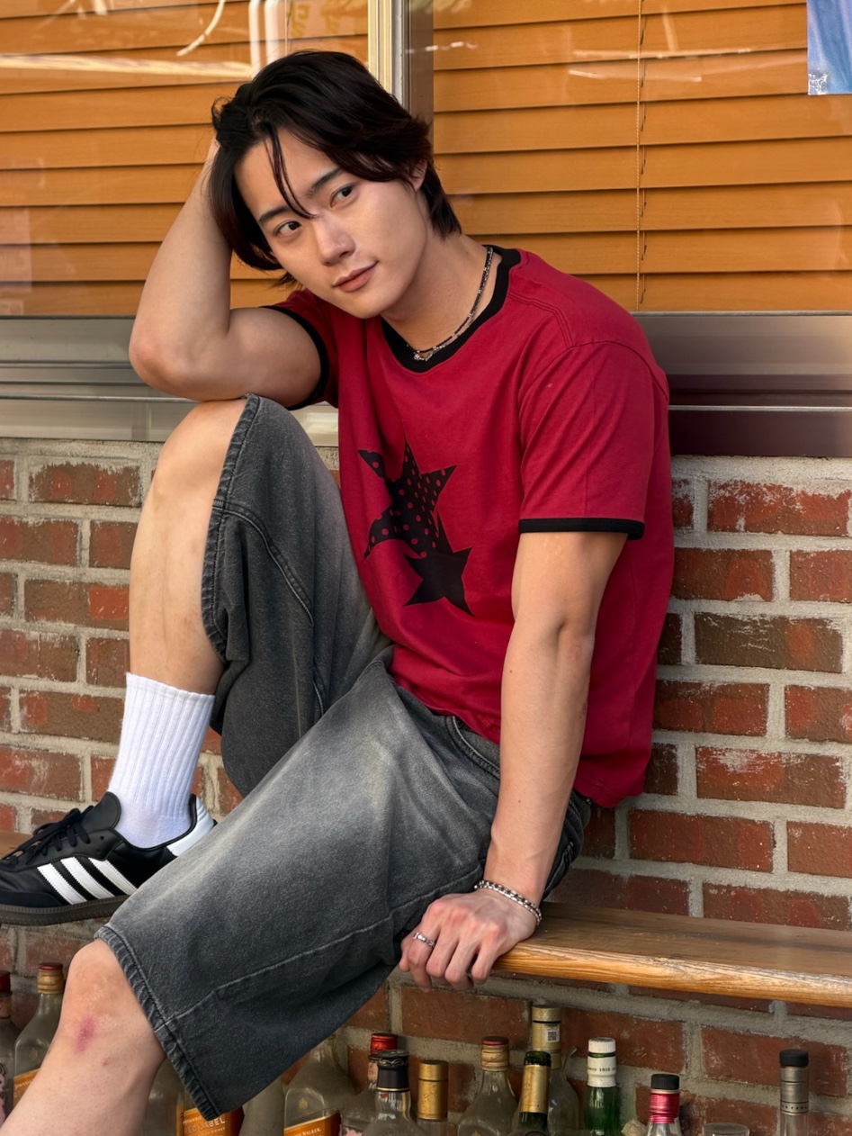 AMOU Two Star Ringer T-Shirts Red 착용 스타일 - 2
