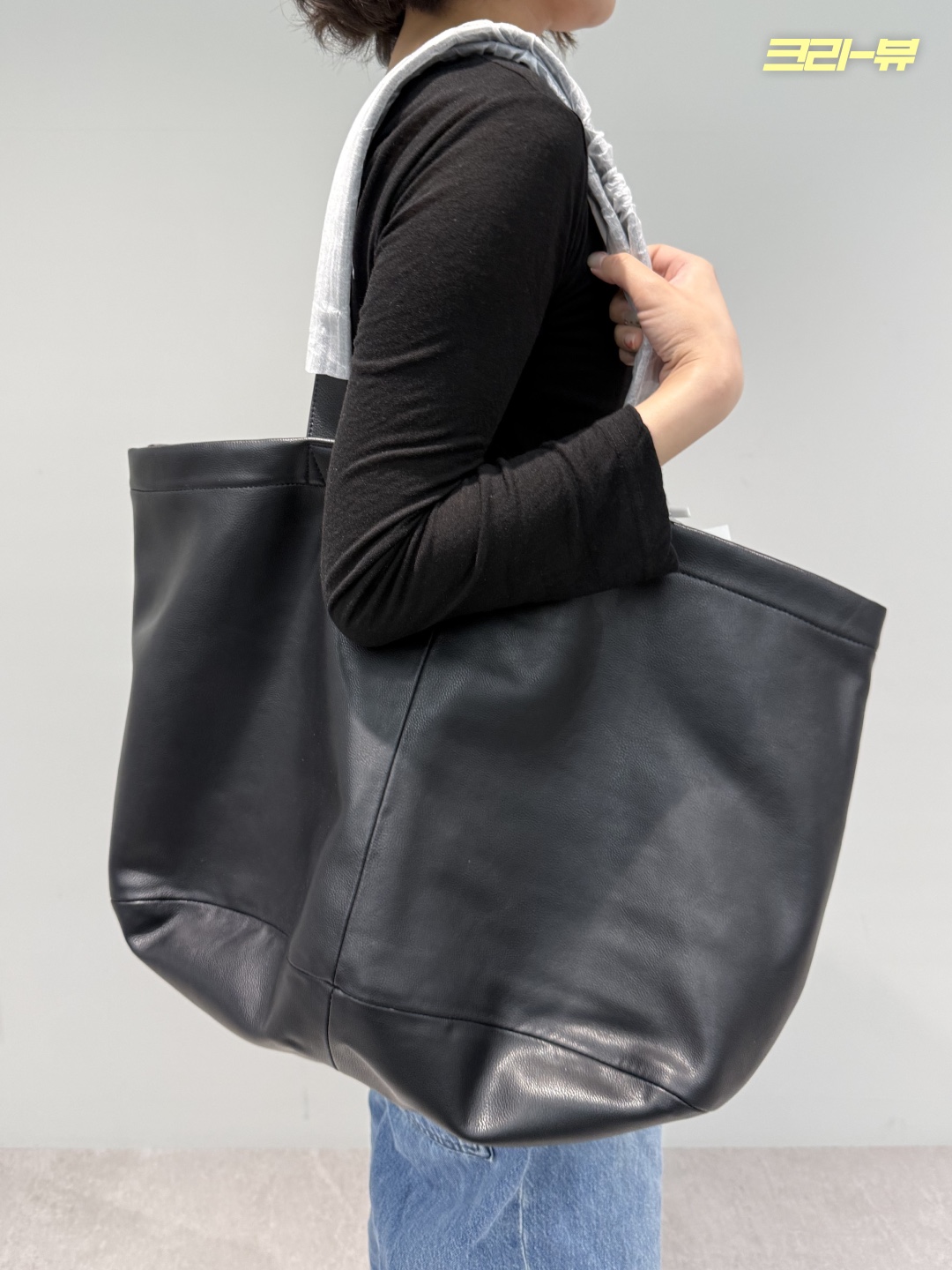 Millo Archive Perr Leather Tote Bag Black 착용 스타일 - 4