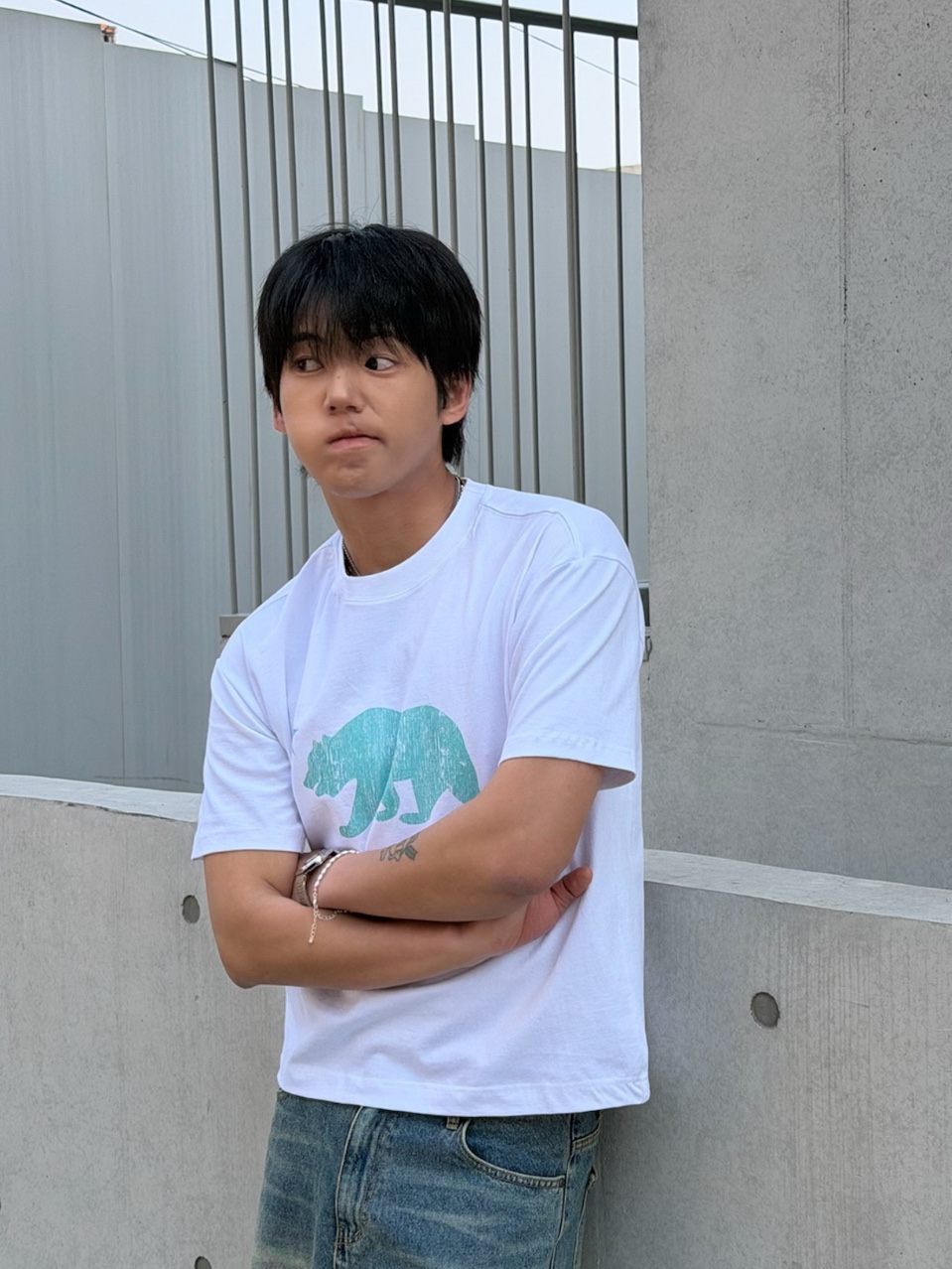 AMOU Cali Bear Half T-Shirts White 착용 스타일