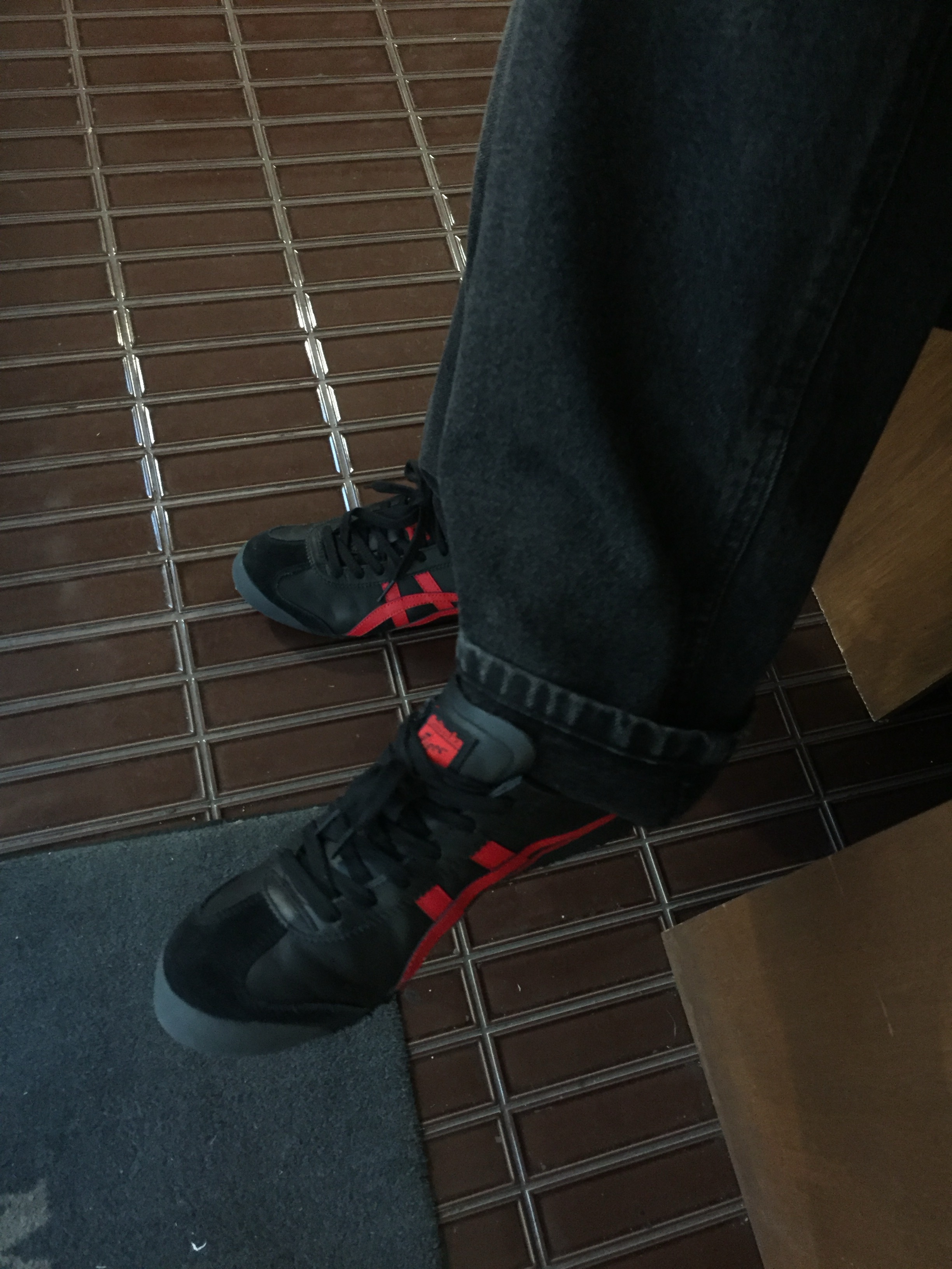 Onitsuka Tiger Mexico 66 Black Classic Red 착용 스타일 - 6