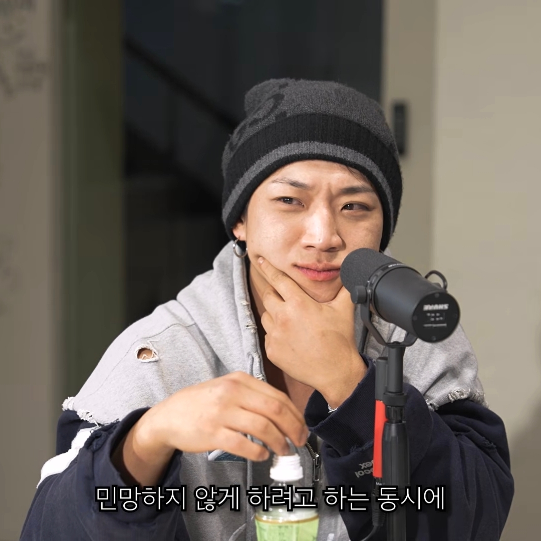 Gucci GG Knit Cashmere Hat Grey Black 착용 스타일 - 1