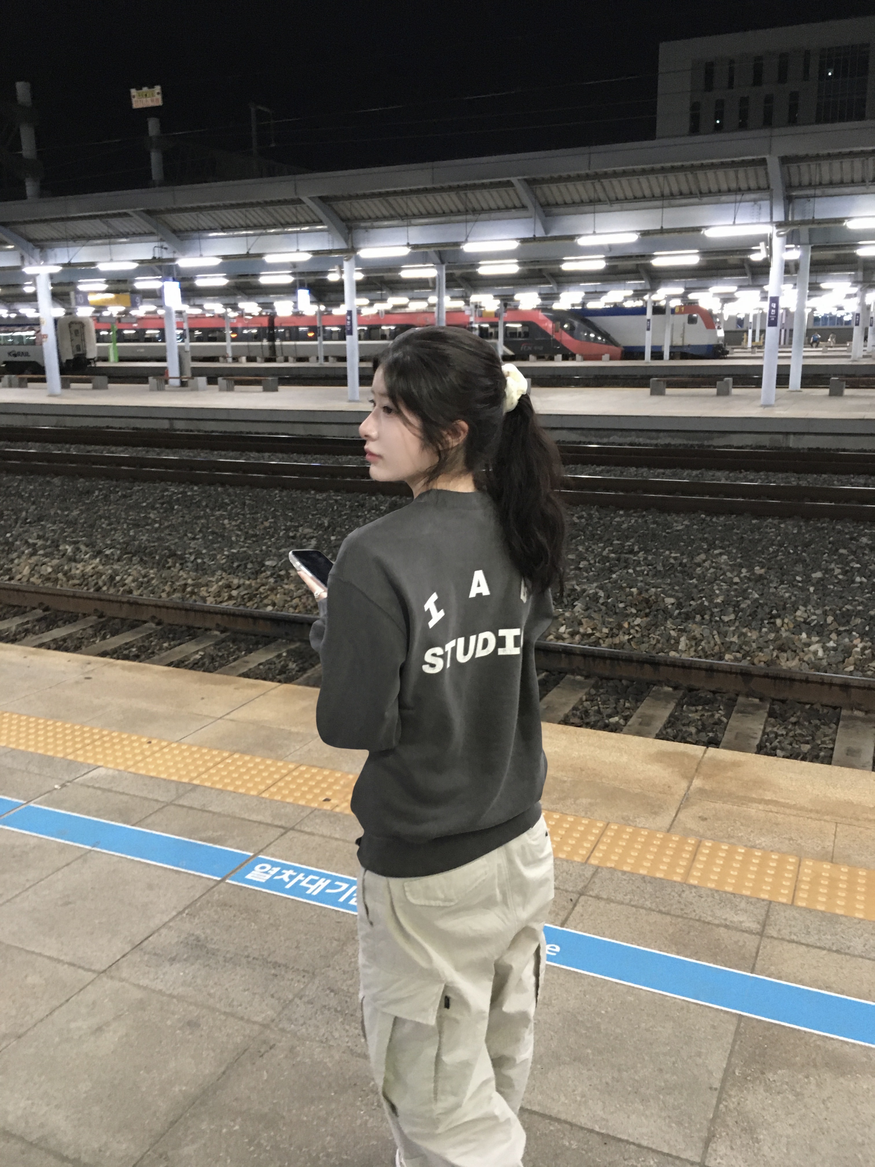 IAB Studio IAB Damaged Logo Sweatshirt Charcoal 착용 스타일 - 1
