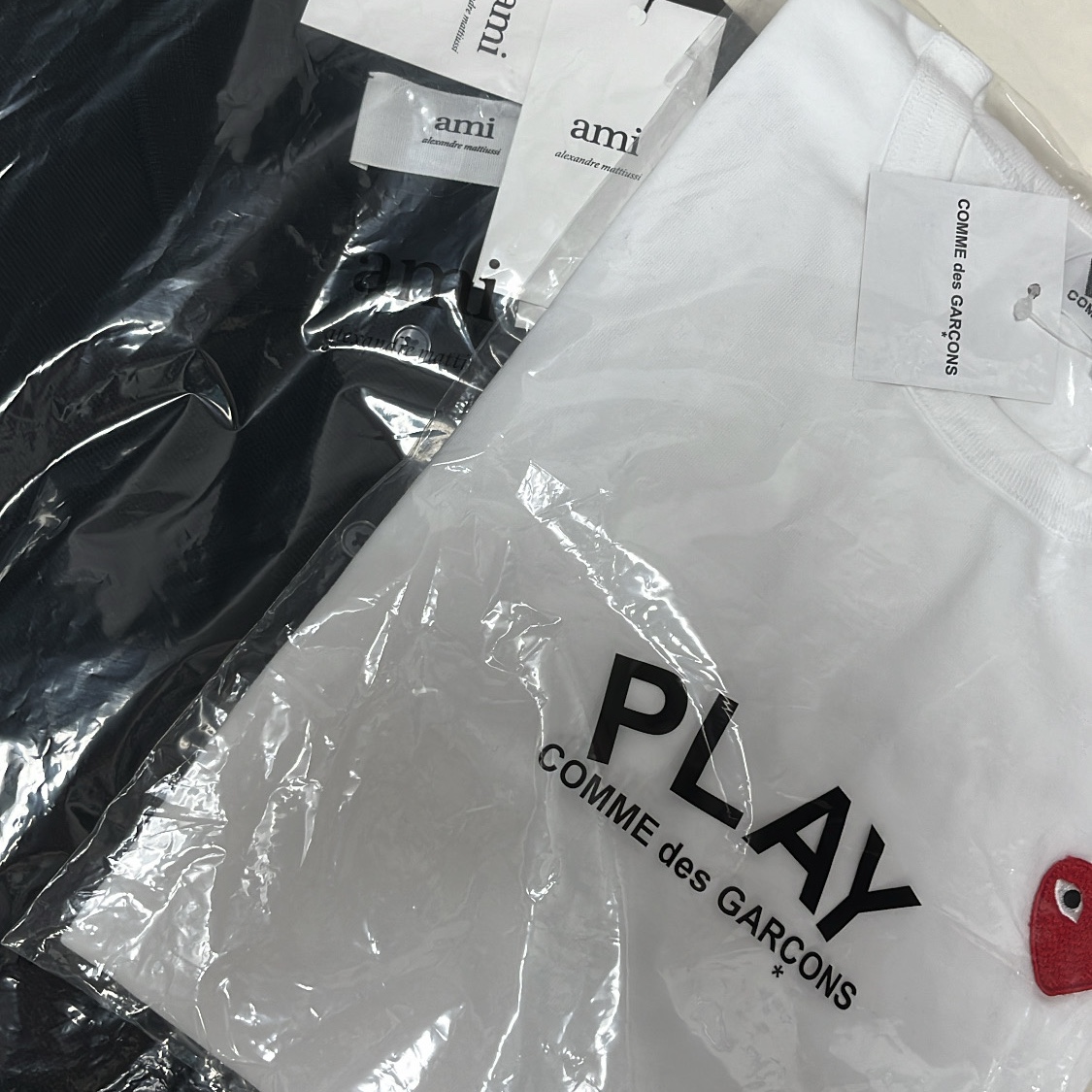 AMI de Coeur Polo Shirt Black, Play Comme des Garcons Red Heart T-Shirt White 착용 스타일