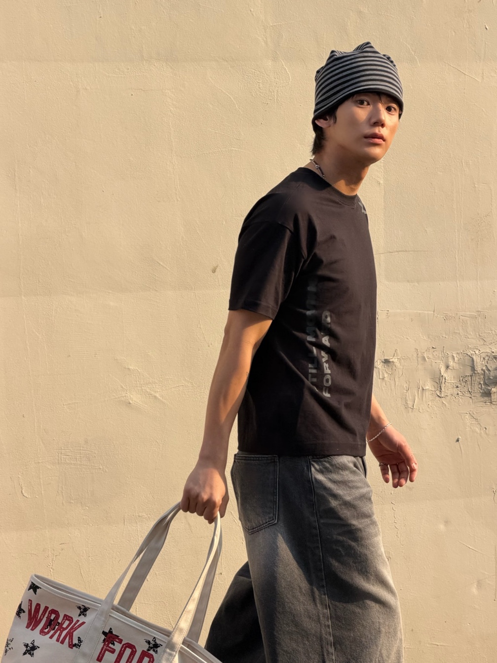 AMOU Motion Half T-Shirts Black, AMOU Reversible Stripe Beanie Black 착용 스타일 - 1