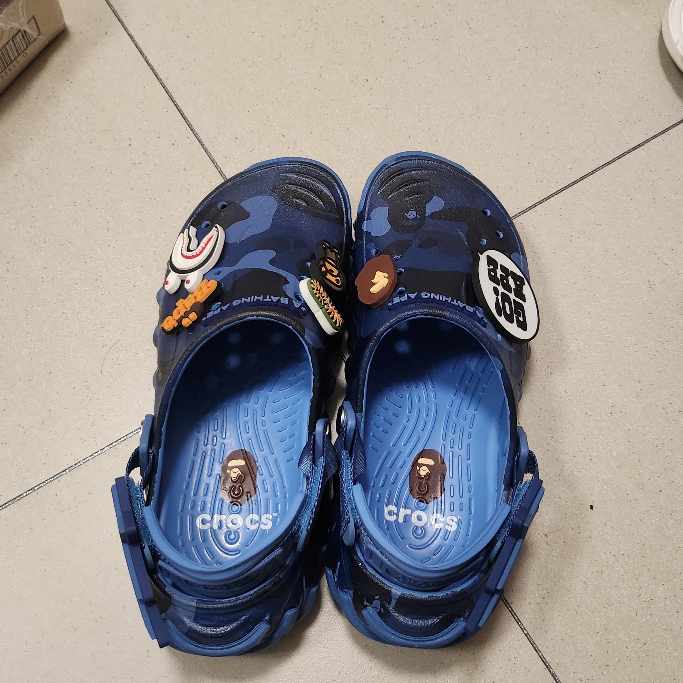 Crocs x BAPE Echo RO Clog Navy 착용 스타일 - 3