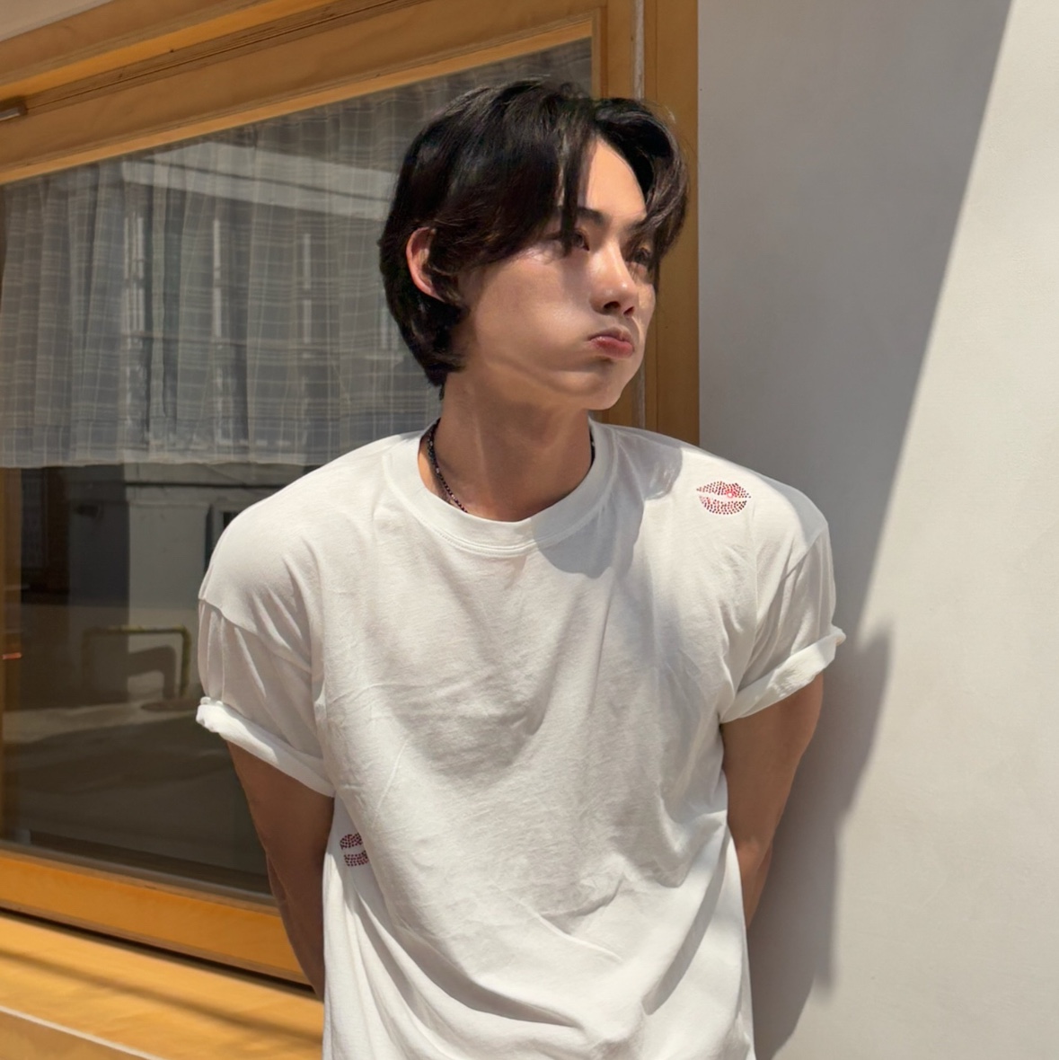 [KREAM 단독] AMOU Kiss Mark Garment T-Shirts White, [KREAM 단독] AMOU Cali Shorts Cream 착용 스타일 - 2