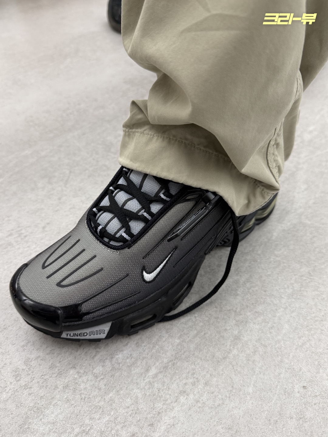 Nike Air Max Plus 3 Black Wolf Grey 착용 스타일 - 8
