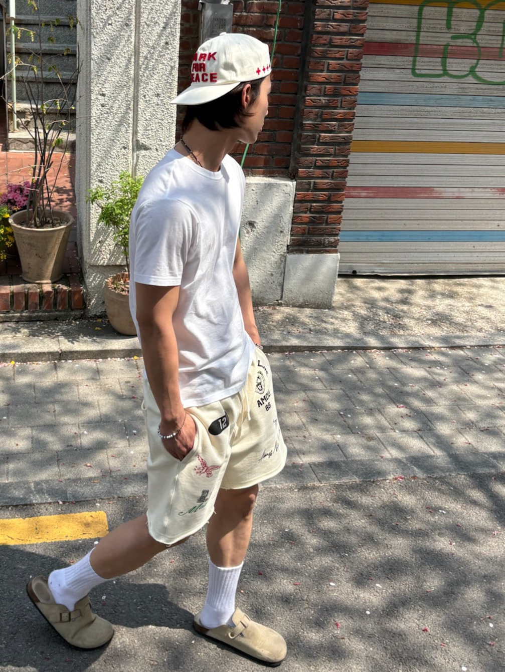 [KREAM 단독] AMOU Cali Shorts Cream, AMOU Work For Peace 5pannel Cap Ivory 착용 스타일 - 1