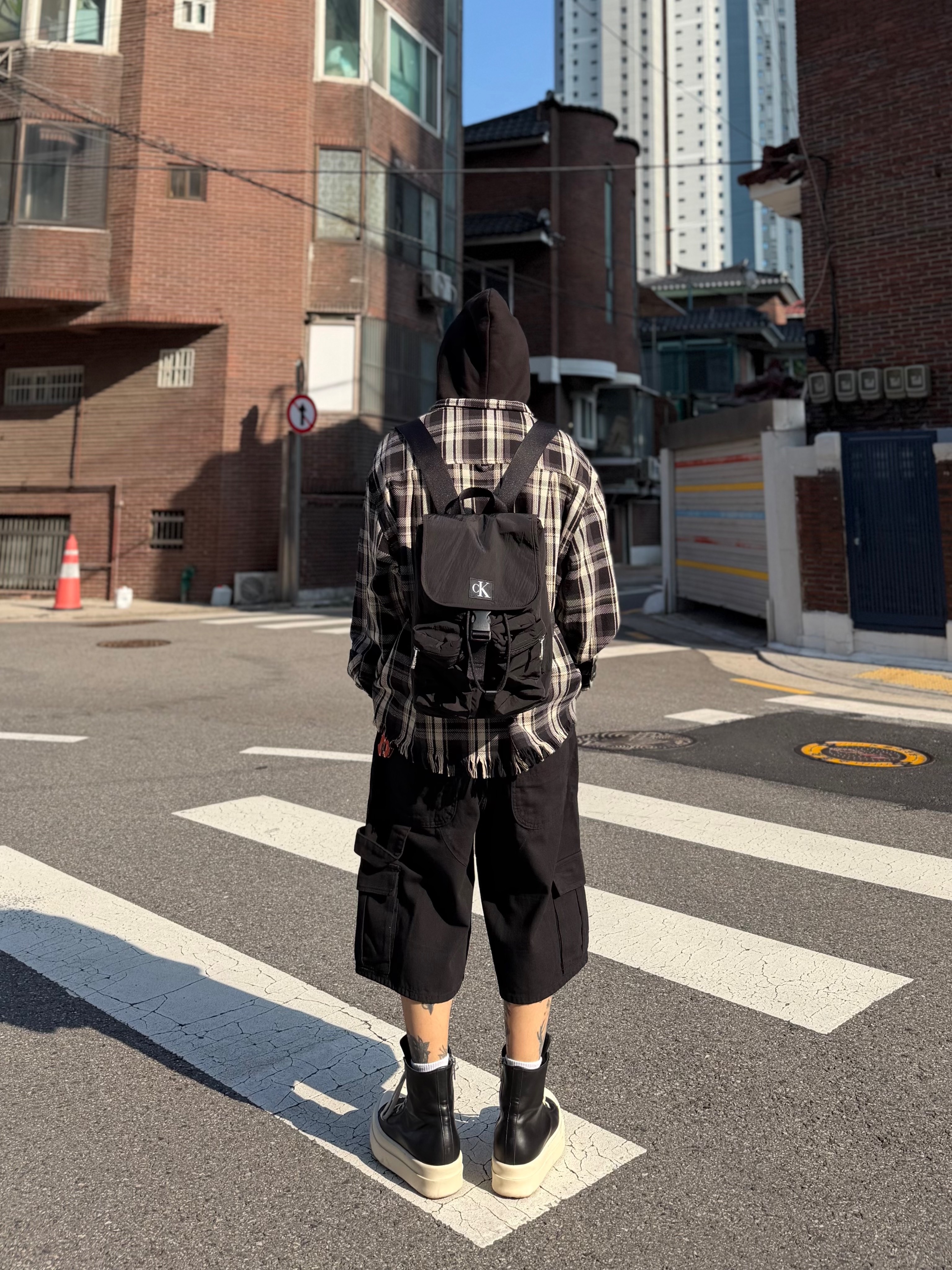 Rick Owens Mega Bumper Sneakers Black Milk 착용 스타일 - 4