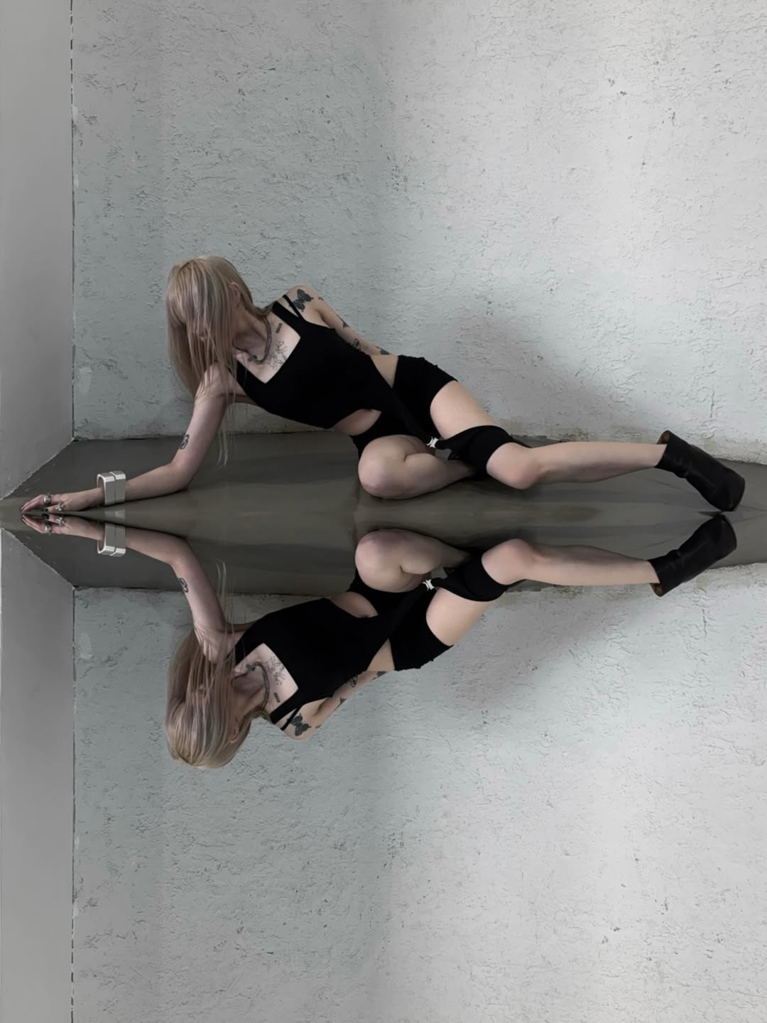 VOONT Cut Out Garter Sleeveless (BLACK) 착용 스타일 - 3