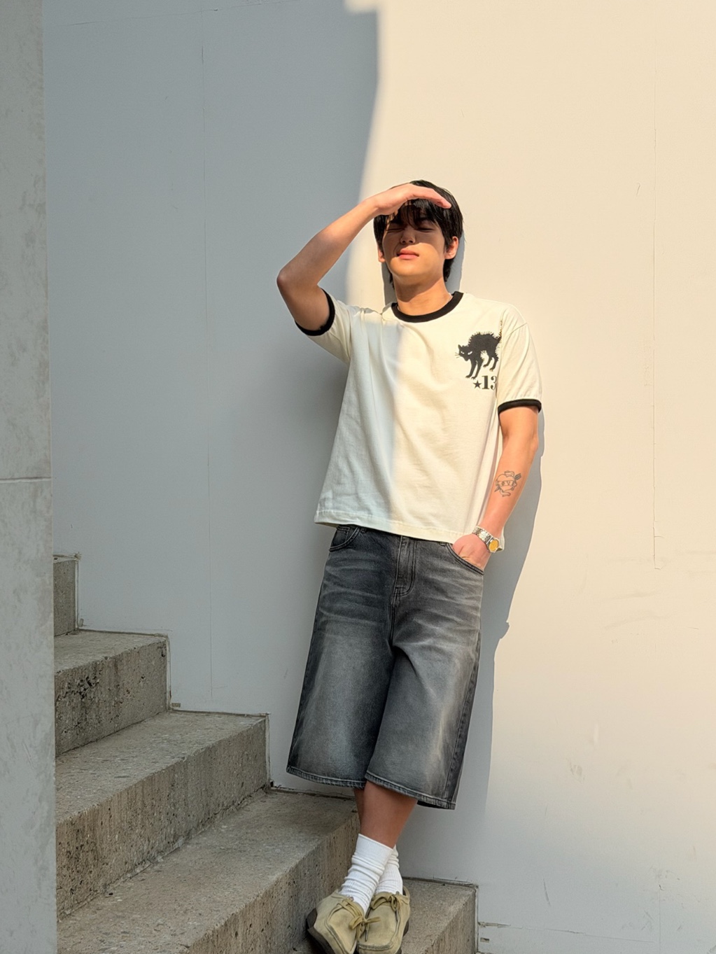 AMOU 13 Cat Half T-Shirts Ivory 착용 스타일