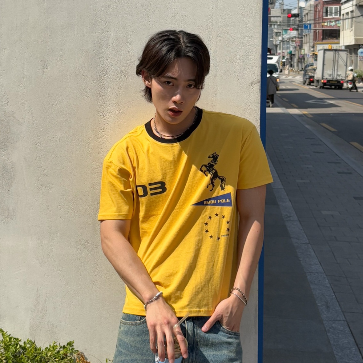 AMOU Sporty Horse Half T-Shirts Yellow, AMOU Spiral 5Pannel Cap Black 착용 스타일 - 2