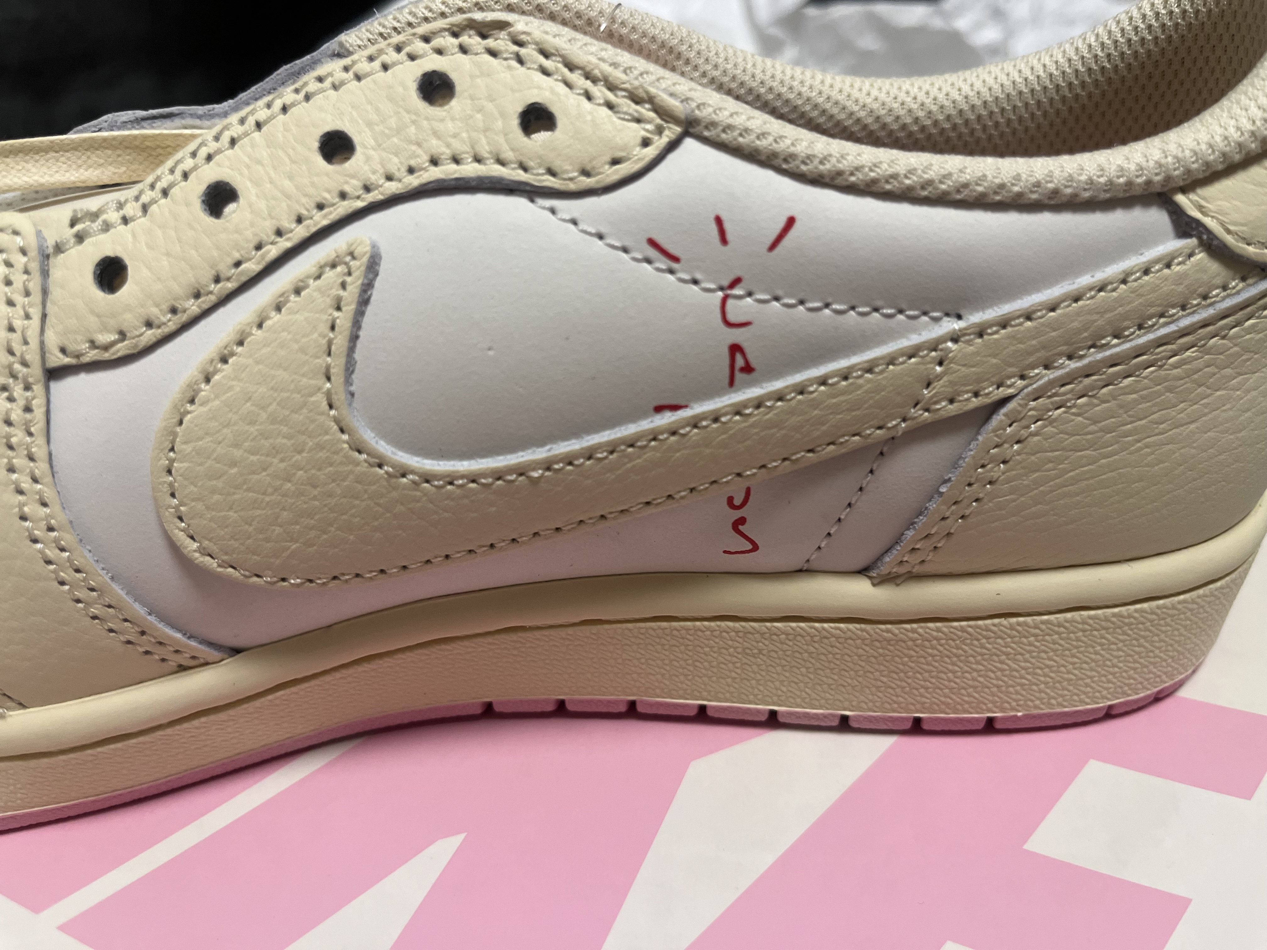 Jordan 1 x Travis Scott Retro Low OG SP Muslin Shy Pink 착용 스타일 - 3