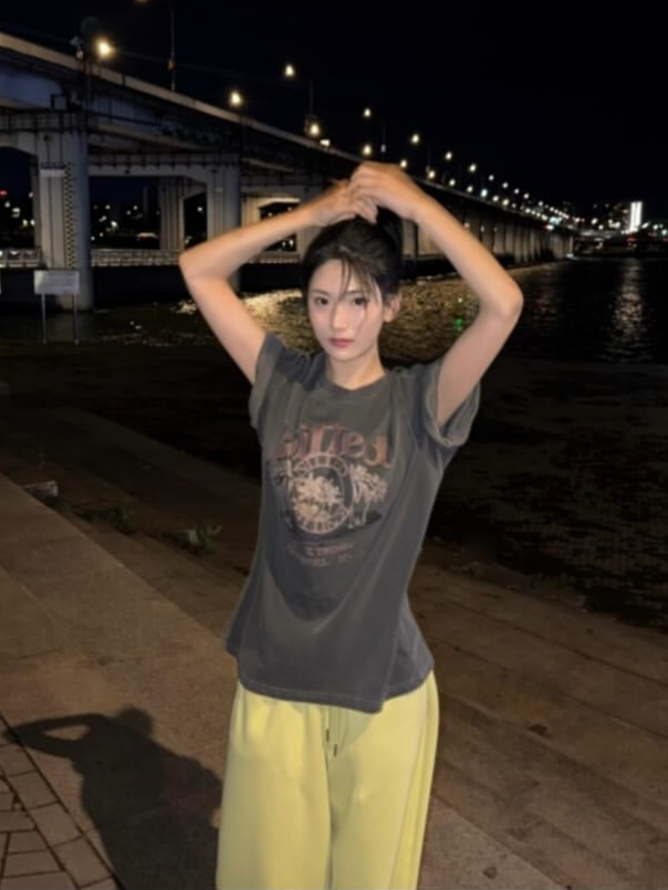 Knitted Pigment Palm Tree Graphic T-Shirt Charcoal, Knitted Pigment Palm Tree Graphic T-Shirt Pink 착용 스타일