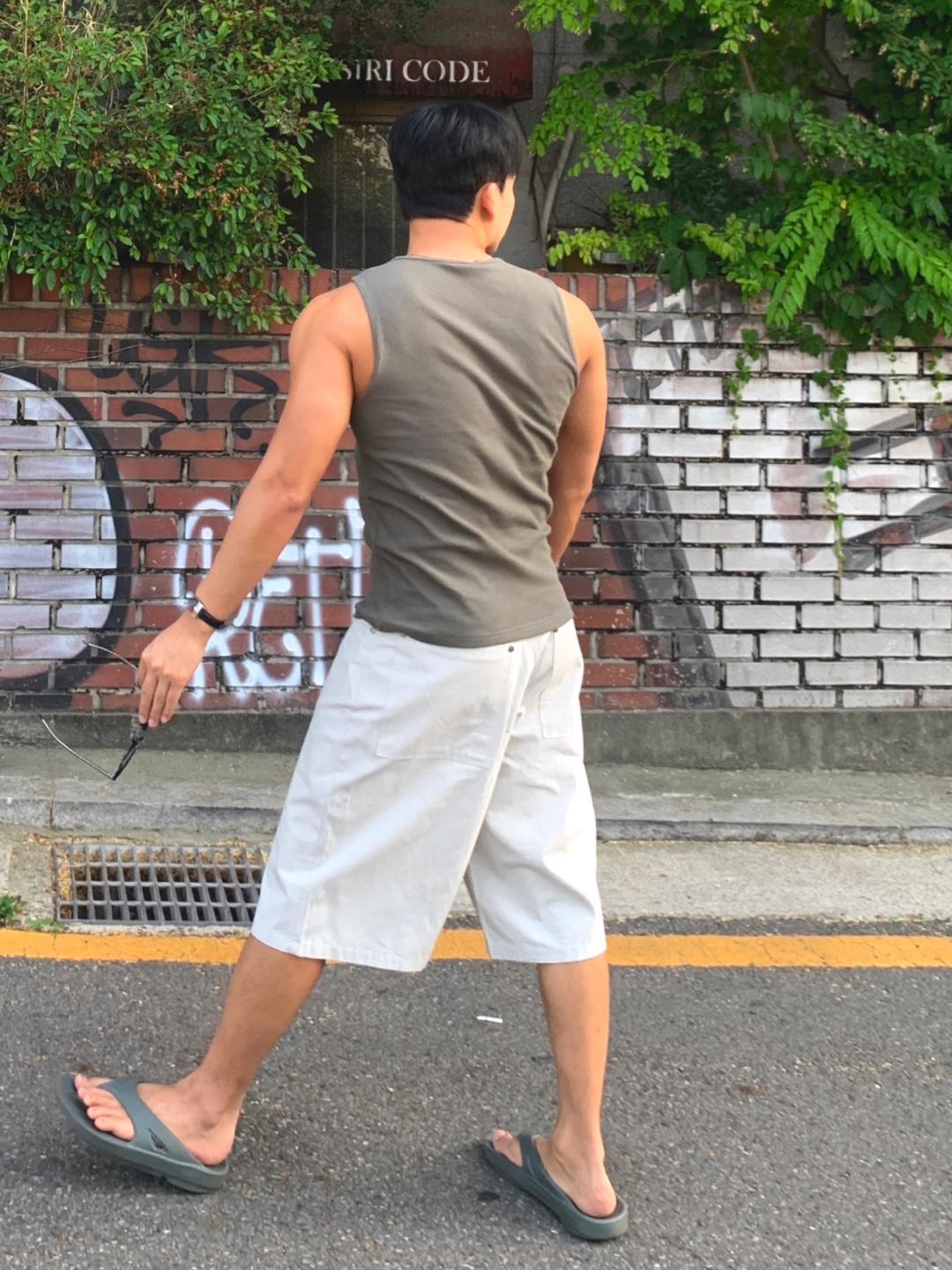 [10% 적립] OOFOS OOriginal + Black Unisex Flip-Flops, [10% 적립] OOFOS OOriginal + Bright Lime Unisex Flip-Flops 착용 스타일 - 2