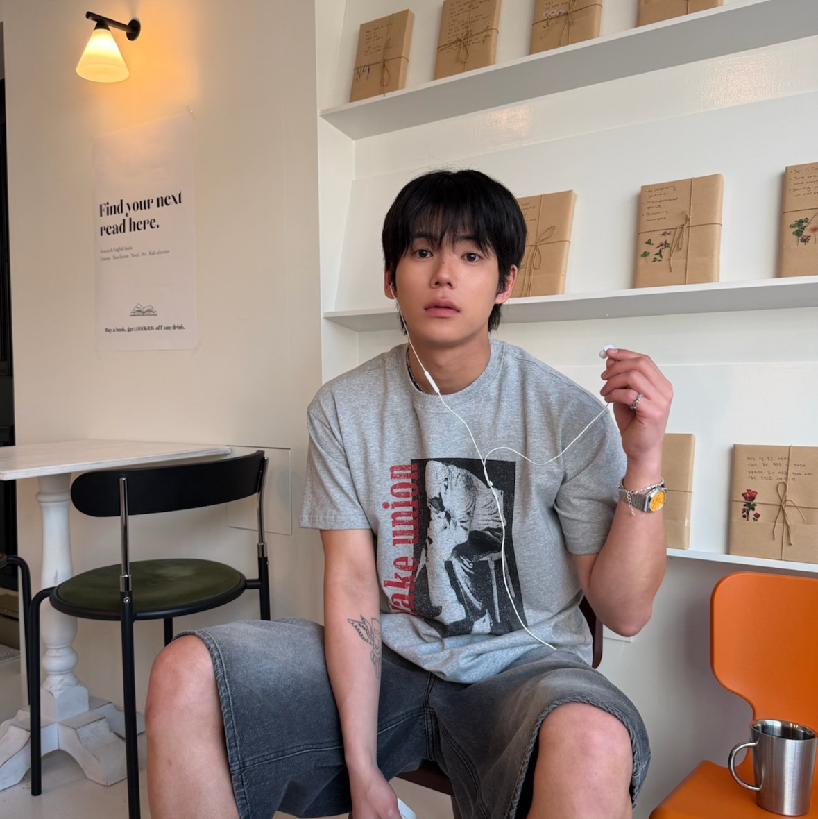 AMOU Trouble Half T-Shirts Gray 착용 스타일 - 2