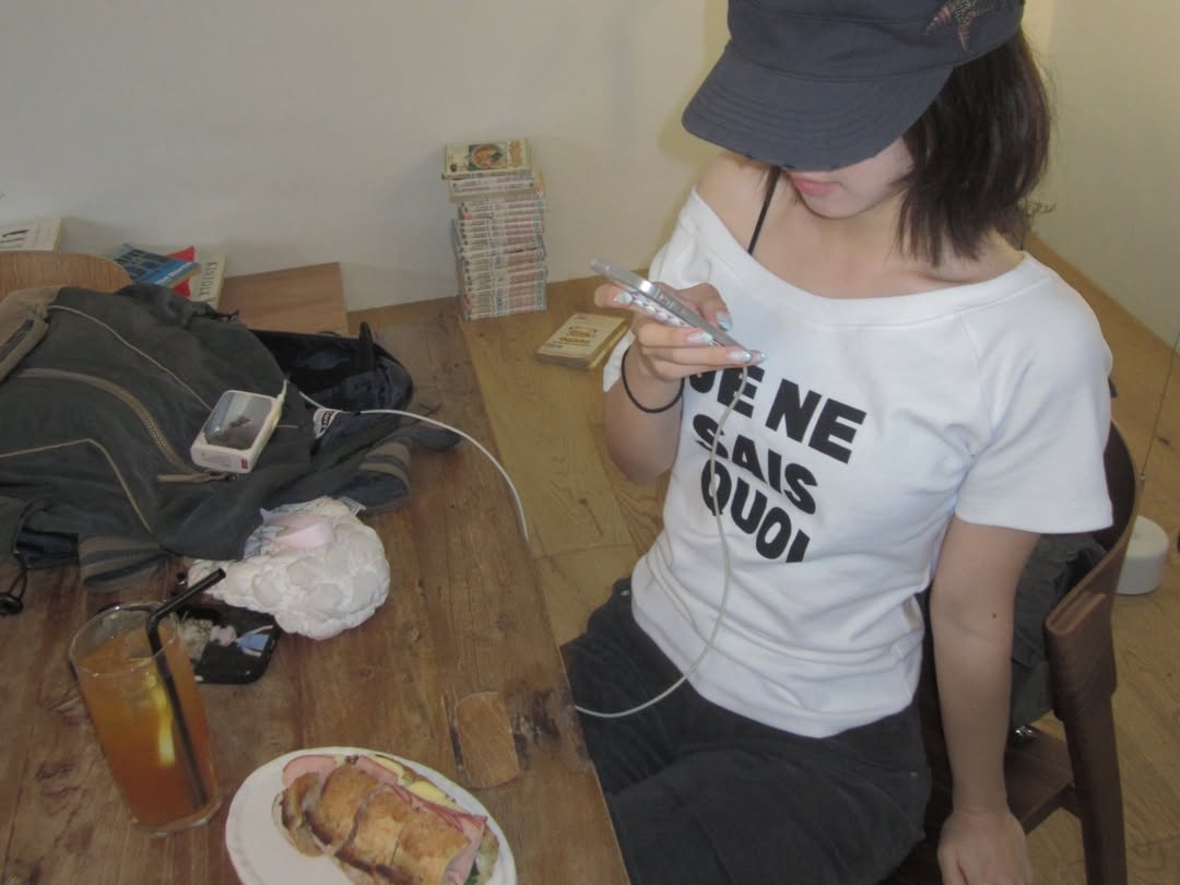 Rosefrantz Minimal French Lettering T-shirt [White] 착용 스타일 - 3