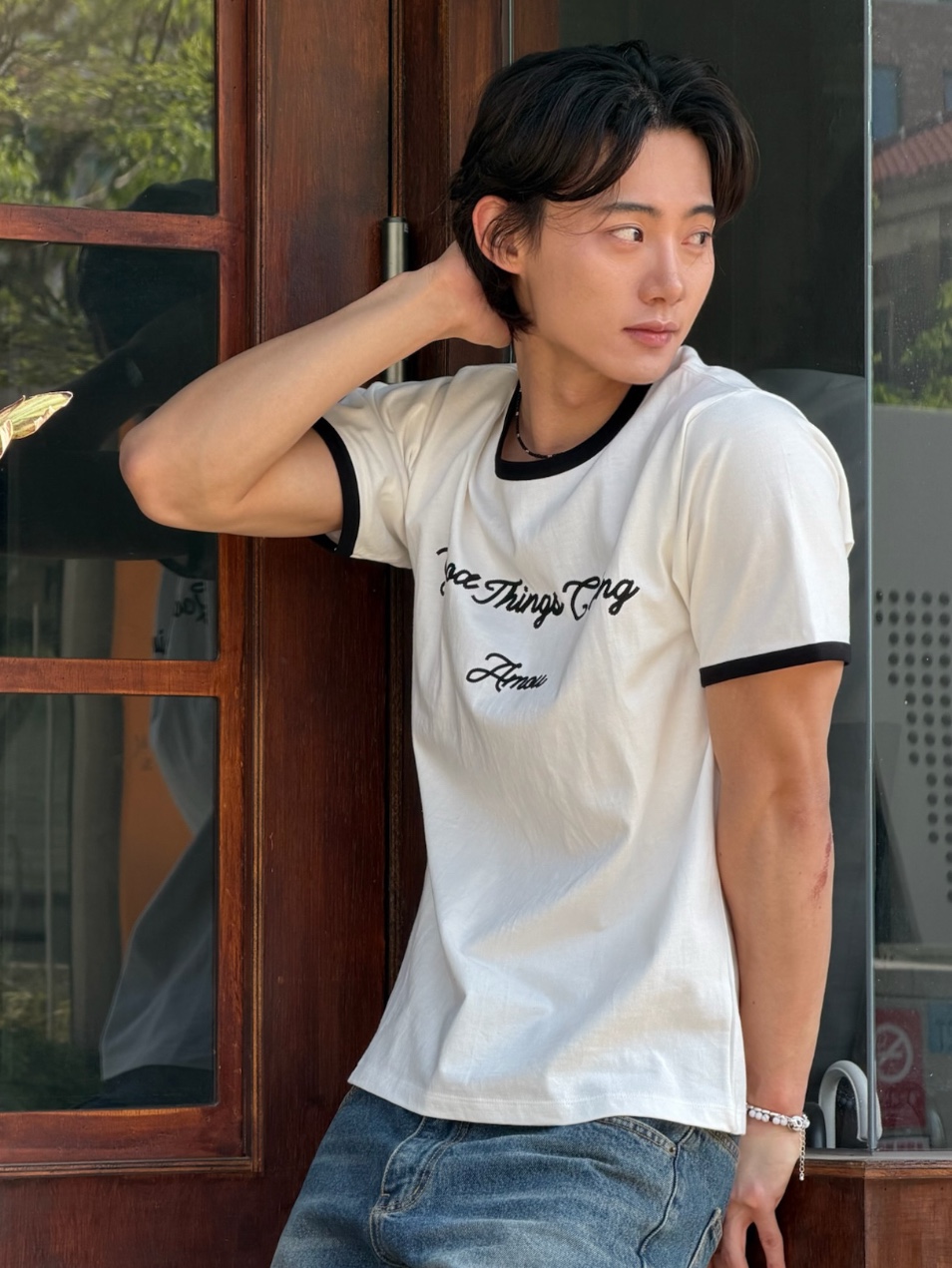 AMOU Good Things Coming Arch Logo Ringer Half T-Shirts White 착용 스타일 - 3